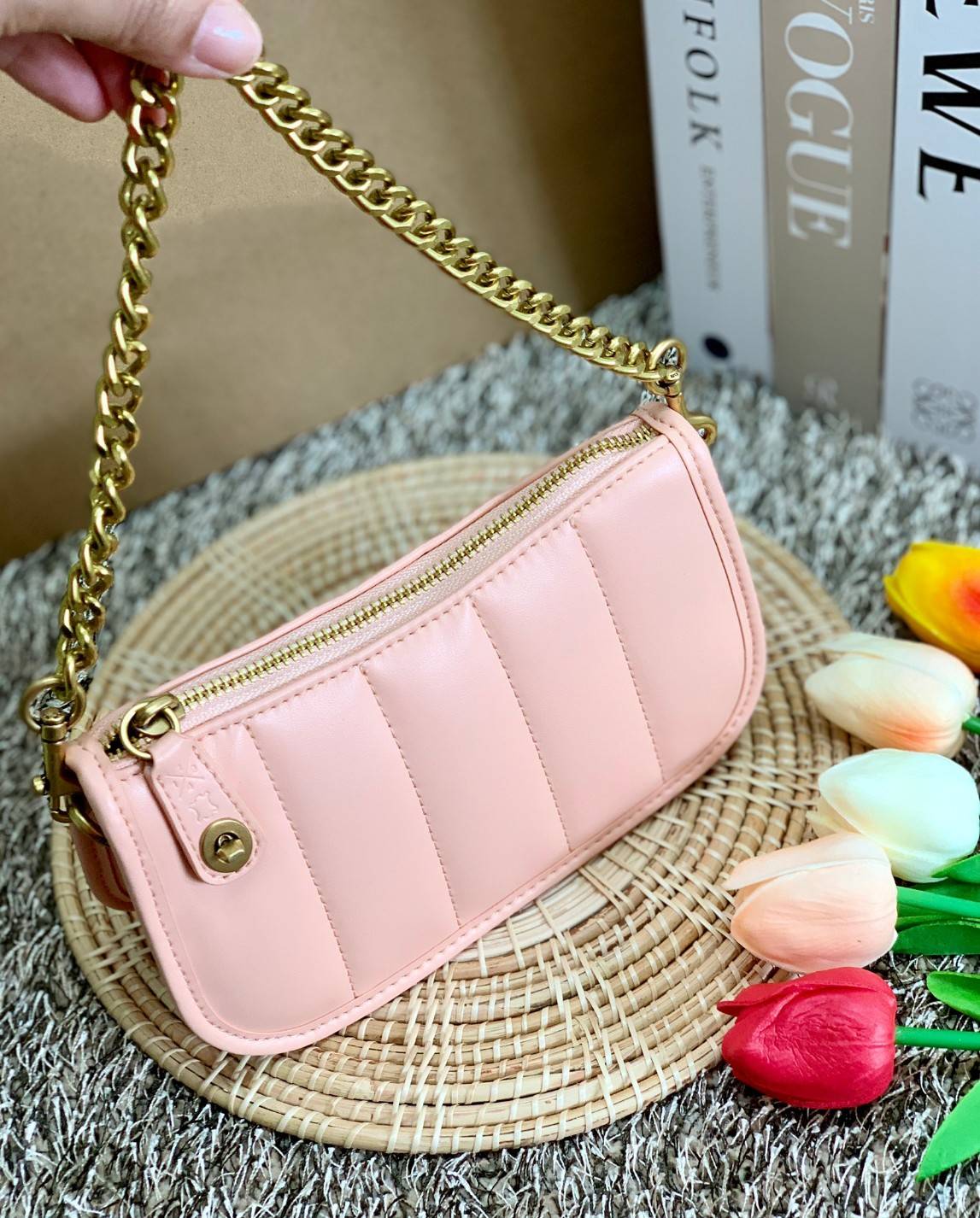 COACH SWINGER 20 WITH QUILTING ((C3490)) พร้อมส่งที่ไทย ออกใหม่ล่าสุดค่ะ! กระเป๋าหิ้วหรือคล้องไหล่ ใบขนาดกระทัดรัด หนัง Nappa แบบนวมล่าสุดค่ะ! เปิดปิดกระเป๋าแบบหมุนล็อค ภายในสามารถใส่มือถือได้;กระเป๋าเงินใบสั้นได้;พาสปอร์ตได้;พร้อมช่องเสียบบัตรได้อีกสามช่