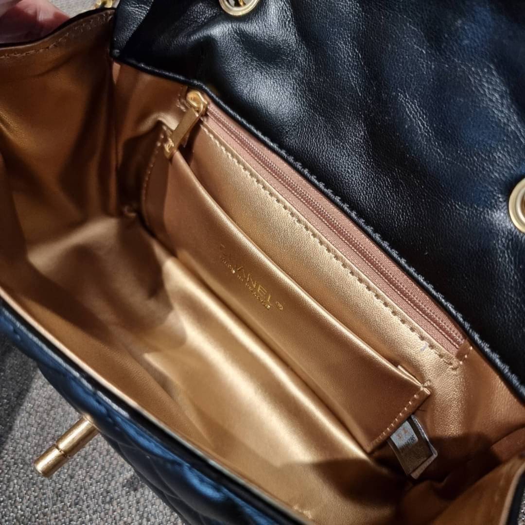 VIP 🥂 เซ็ทคือที่สุดของความคุ้ม CHANEL GIFT BOX SET สุดหรูชวนให้สะสม สุดยอดไอเท็มหายากพร้อมเสิร์ฟครบชุด สุดคุ้ม มาพร้อมกระเป๋าสะพายถึง 2 ใบ สุดหรูลิมิเต็ด หาไม่ได้ง่ายๆ ในคอลเลคชั่นภายในสีทอง และที่พิเศษยังมีน้ำหอมตัวท็อปมาให้อีก chanel no.5 ที่แสน