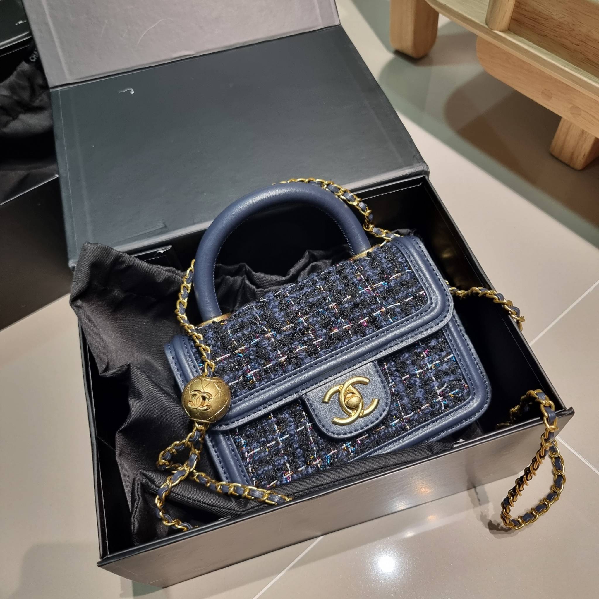 Chanel tweed mini flap bag / Chanel mini top handle กระเป๋าสะพายงานผ้าทวิตเอกลักษณ์เฉพาะของแบรนด์ งานสวยเป๊ะ มาพร้อมสายยาวถอดออกถือสวยๆเริ่ดๆ คิวท์มาก!! ดีเทลน่ารักเพียบ!!