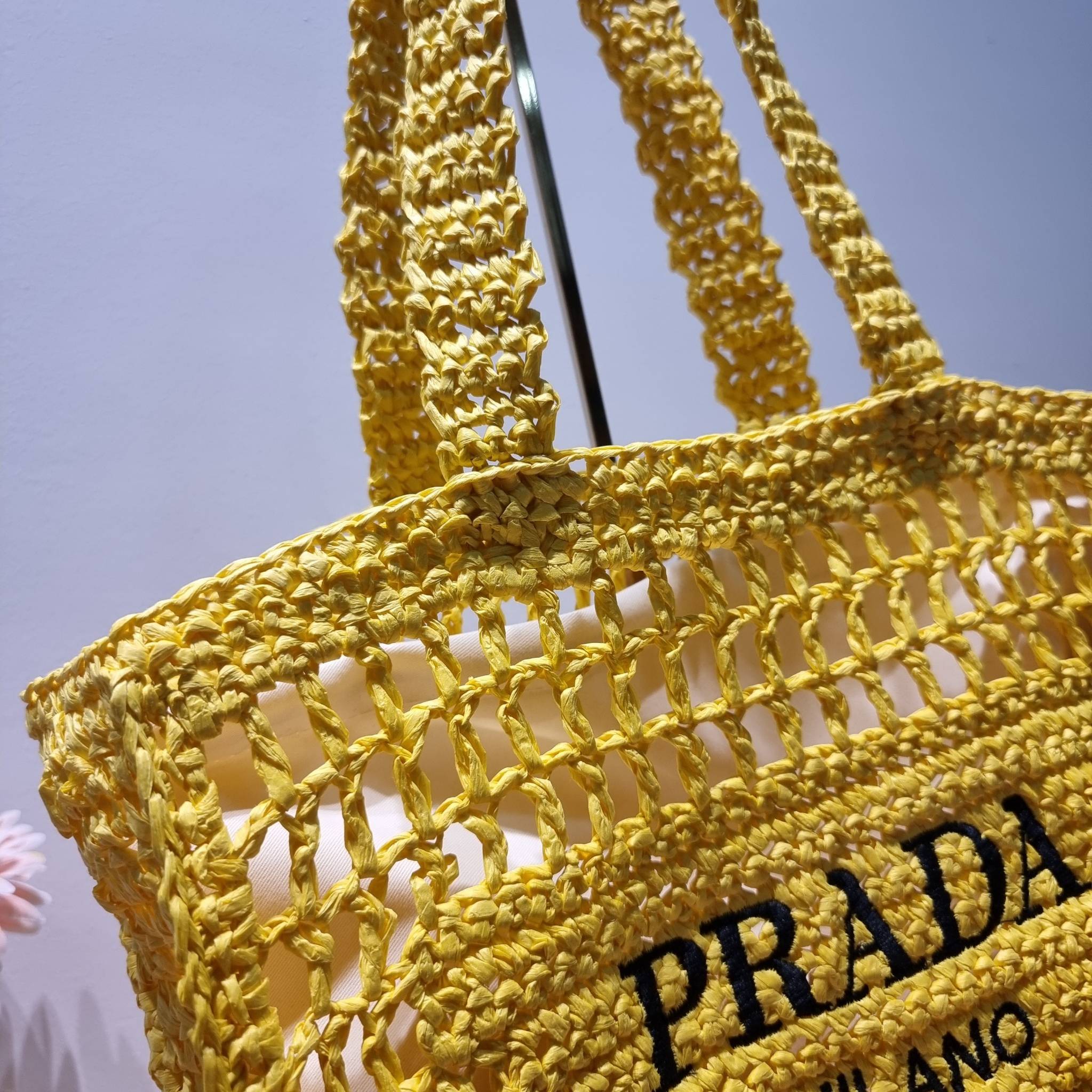 PRADA RAFFIA TOTE BAG สวยไม่ซ้ำใคร สไตล์บีช เหมาะมากกับการสะพายไปเที่ยวทะเล หรือจะใช้ในวันสบายๆก็ตอบโจทย์ กับกระเป๋าสะพายสานใบใหญ่ ตัวกระเป๋าเป็นวัสดุสังเคราห์จากธรรมชาติ