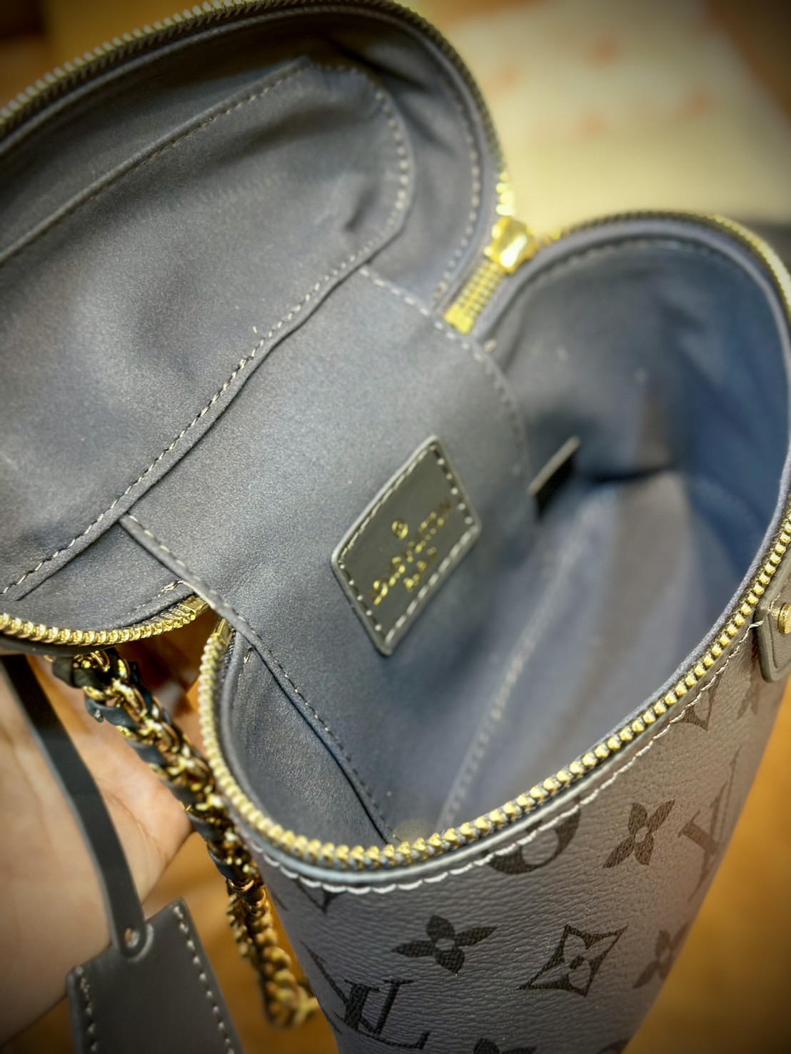 LV Vanity Chain Pouch Other movies กระเป๋าทรงวานิตี้ สีใหม่โทนเทาสวยมีสไตล์ไร้ที่ติ เกรดออริ 1:1 ใช้งานต่างประเทศได้