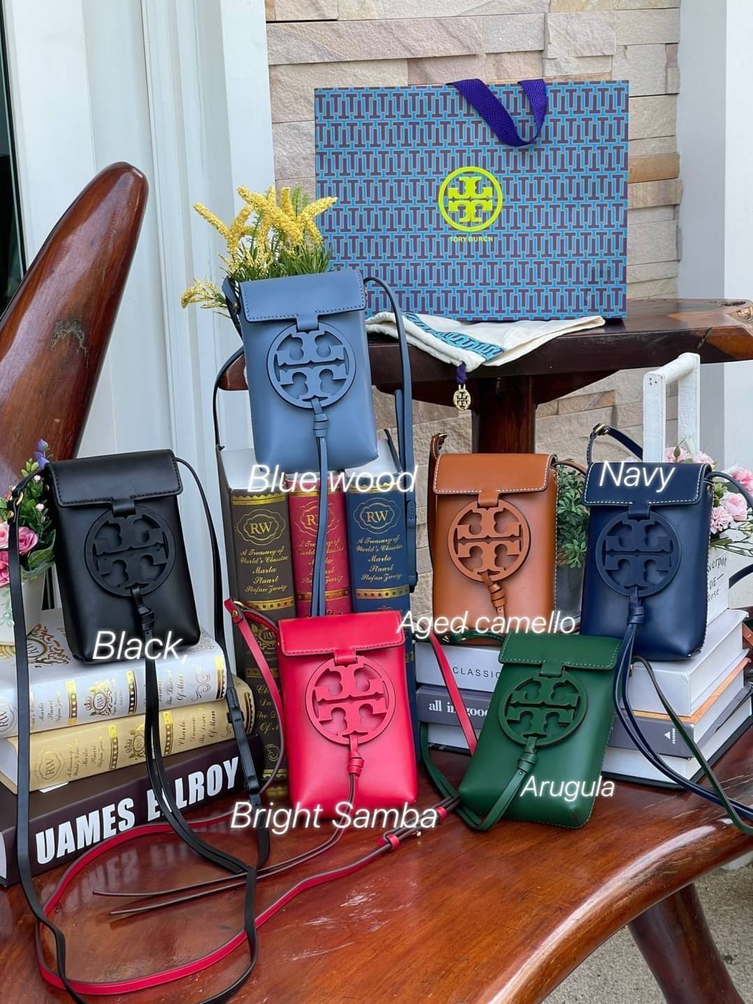 TORY BURCH MILLER METAL PHONE CROSSBODY อีกหนึ่งกระเป๋าใส่มือถือรุ่นฮิตที่เชื่อว่าหลาย ๆ คนต้องเคยเห็นผ่าน ๆ ตามาอย่างแน่นอน กับแบรนด์ Tory Burch ดีไซน์กระเป๋าทรงฝาพับแม่เหล็กใช้งานง่าย มาพร้อมดีเทล Logo สีเดียวกับเฉดสีของกระเป๋า แต่ยังมีความน่ารักด้วยทรง