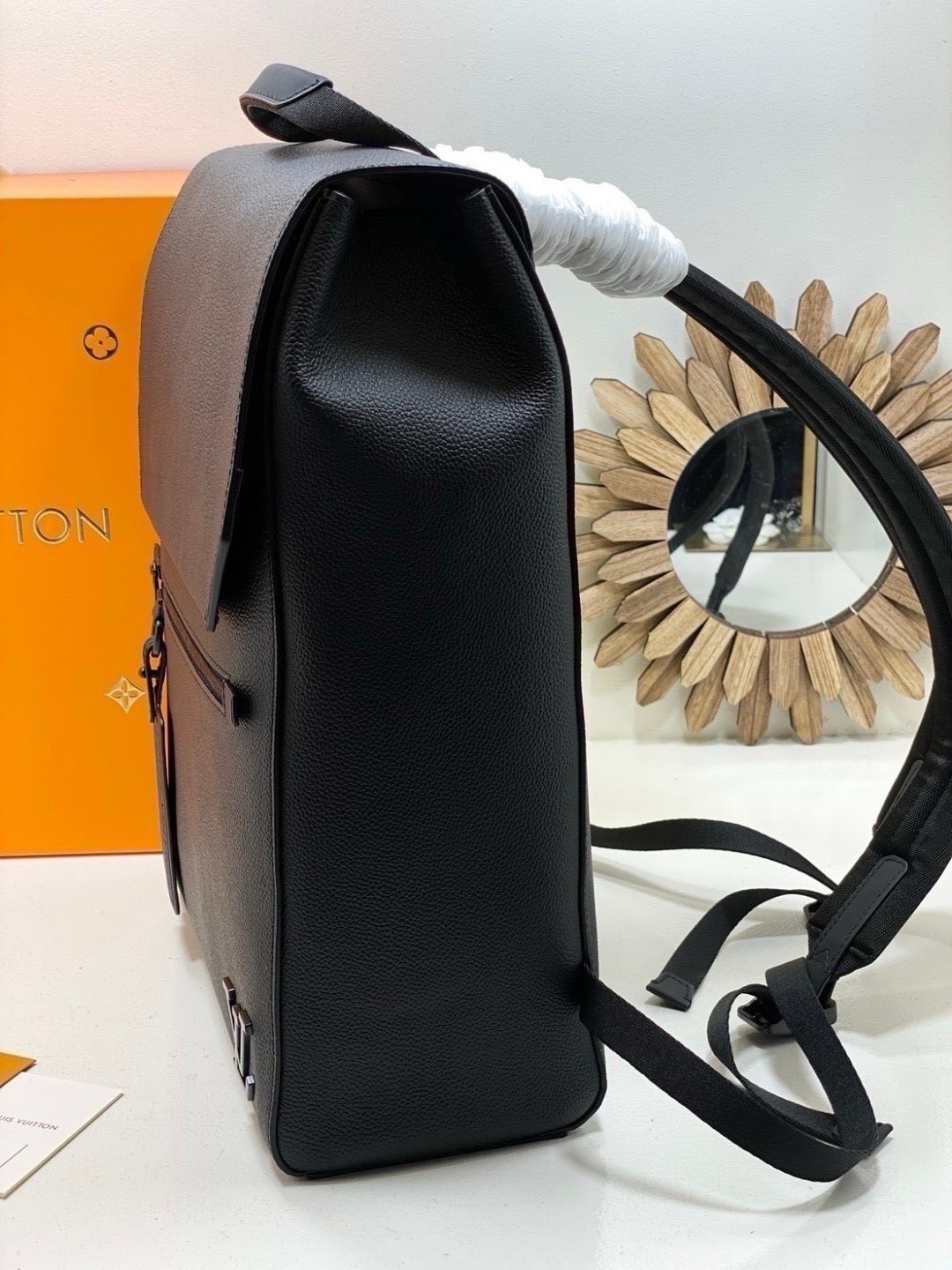 ORI หนังแท้ | LV Fastline Backpack กระเป๋าสะพายหลังรุ่น Fastline โดดเด่นด้วยดีไซน์มุมตัดและรูปทรงเรียบหรูอันเป็นเอกลักษณ์ของคอลเล็คชั่น LV Aerogram สีดำเต็มใบสวยหรูคลาสสิค ประดับเนมแท็ก