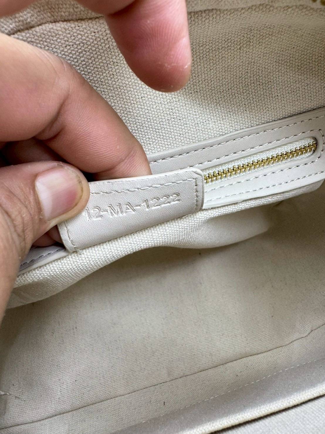 ORI หนังแท้ | DIOR Large D-Vibe Bowling Bag กระเป๋าทรงหมอนดีไซน์โบว์ลิ่งใบใหญ่ ทันสมัยใช้งานง่ายจุของได้เยอะ สวยสง่างามเป็นเอกลักษณ์