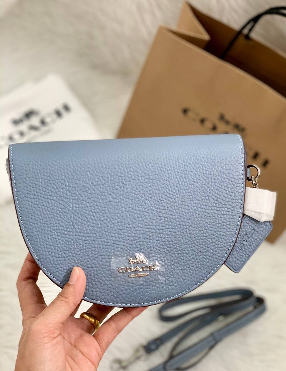 พร้อมส่งที่ไทยครบทั้ง6สีค่ะ 😘 Coach Ellen Crossbody In Signature ((C1432)) กระเป๋าทรงฮาฟมูนรูปทรงคลาสสิก ออกแบบให้มีลักษณะโค้งมน ไม่ดูเป็นทรงแข็งจนเกินไป ดีไซน์และสีของกระเป๋ายังเรียบง่าย เข้าได้กับทุกชุด สะพายครอสบอดี้ร์//สะพายข้าง หรือถือแบบคลัท