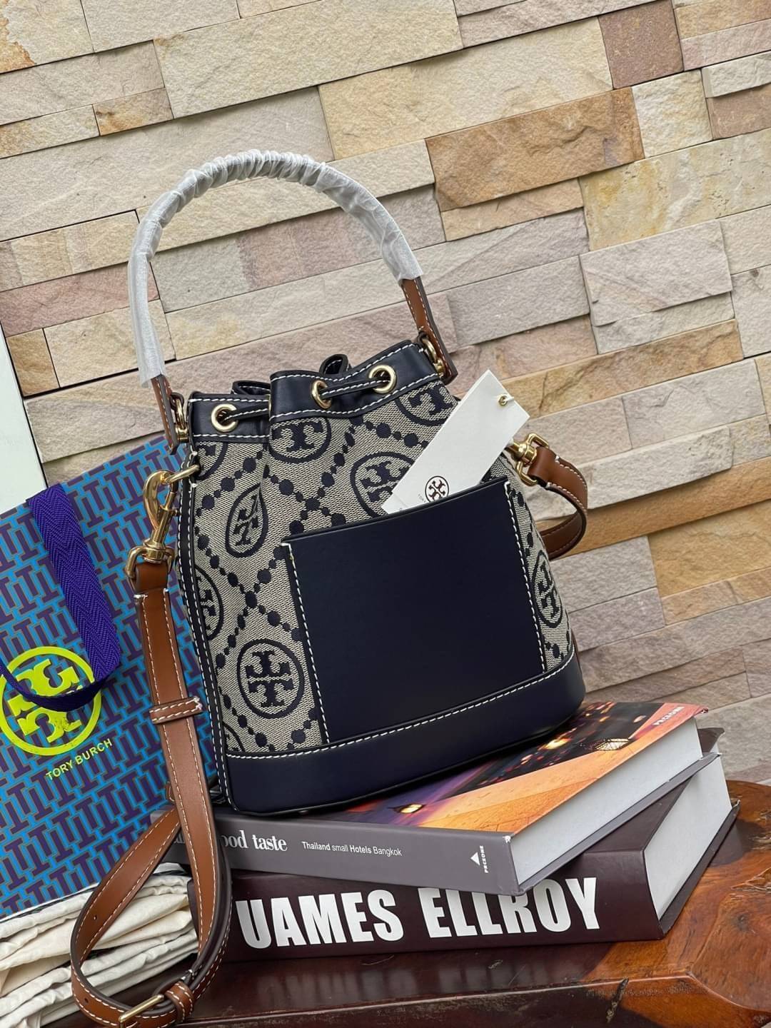 Medium Tory Burch T Monogram jacquard bucket bag เปิดตัวกระเป๋า T MONOGRAM รุ่นใหม่ล่าสุดจาก TORY BURCH ครั้งแรกกับโมโนแกรม ที่ได้รับแรงบันดาลใจมาจากโลโก้สุดคลาสสิก