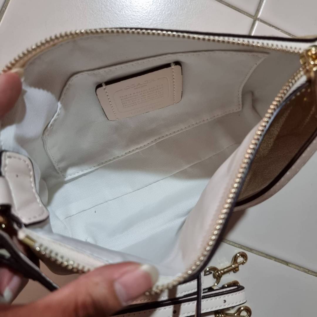 COACH F58321 TOP HANDLE POUCH อีกรุ่นฆ่าไม่ตาย!! 😎 ขายดีขายหมด ขายรวยขายปังๆ!! กระเป๋าพอชจากโค้ช ทรงใช้งานง่าย สะดวก กะทัดรัด วัสดุหนังแคนวาสเคลือบคุณภาพดี มาพร้อมสายคล้องในตัว และสายสะพาย crossbody ปรับเปลี่ยนได้ตามสไตล์ อีกหนึ่งไอเท็มที่สาวๆต้อง