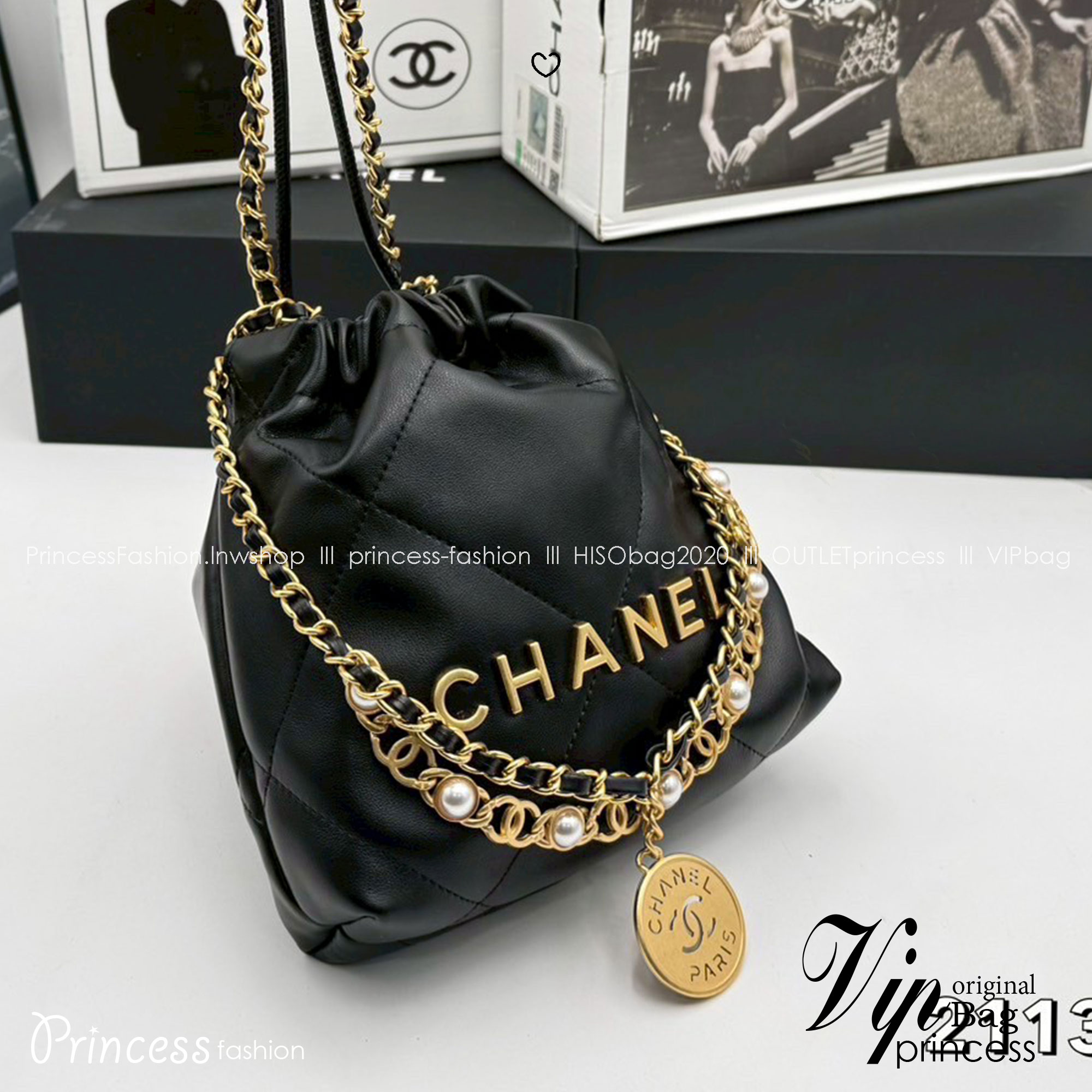Chanel 22 mini bag กระเป๋าสะพายดีไซน์สุดเรียบหรู โดดเด่นจากสายสะพายโซ่สีทอง และเหรียญโลโก้ เพิ่มความแพงไปอีก ใช้ได้ง่ายๆไปเลยทุกโอกาส เกินต้านที่สุดกับไอเท็มนี้