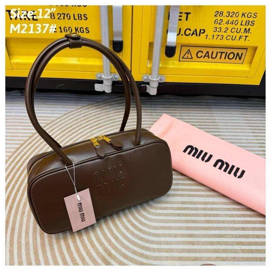 MIU MIU Arcadie leather shoulder bag 30cm กระเป๋าถือรุ่นหูยาวสะพายไหล่ได้สุดชิค น่ารักๆเก๋ๆ ดีไซน์เรียบแต่มาก สวยดูแพง หูจับในตัวง่ายและสะดวกพกพา