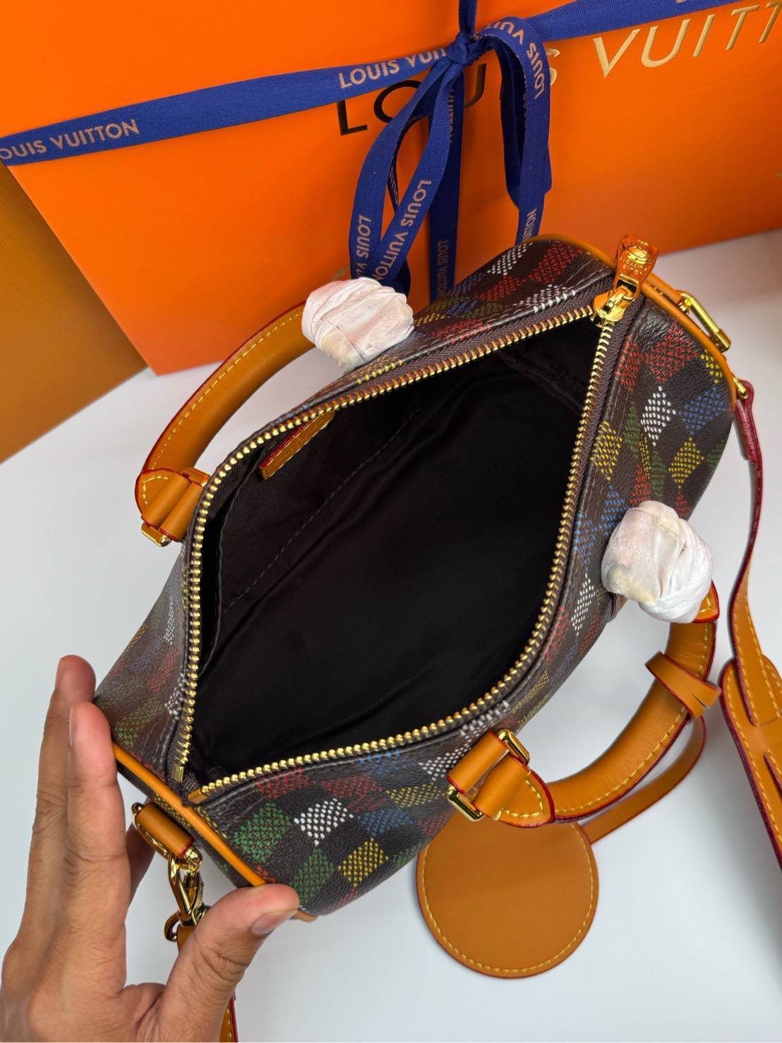 ORI หนังแท้ | LV Keepall Bandoulière 25 Bag กระเป๋าทรงหมอนซิตี้ ดีไซน์ใหม่จาก LV Vers Damier Ebene โดดเด่นที่ลายช่องสี่เหลี่ยมดุจระบายสีด้วยมือพิมพ์ลงบนลายตารางหมากรุก แต่งดีเทลหรูหราผสานอดีตเข้ากับปัจจุบันได้อย่างมีสไตล์