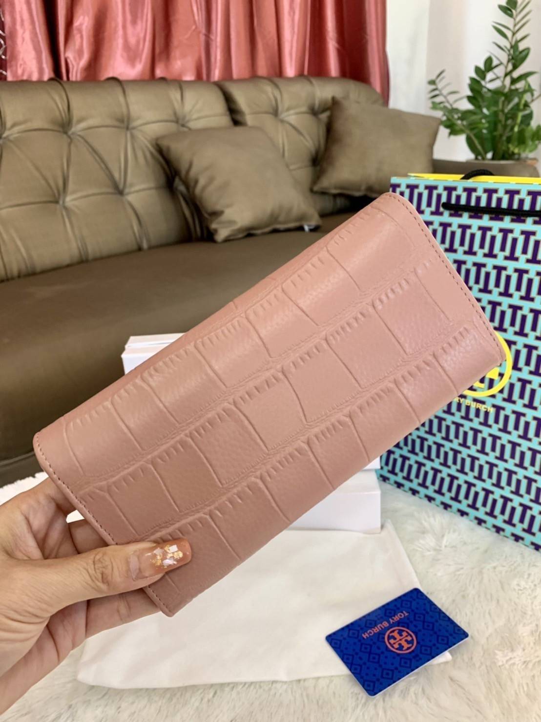 TORY BURCH Croc Long Wallet กระเป๋าสตางค์ใบยาว วัสดุหนังแกะสังเคราะห์ อะไหล่อทองโดดเด่นที่ด้านหน้า หนังเงาขึ้นรูปสวย เปิด-ปิดด้วยกระดุม ด้านในกระเป๋าแบ่งออกเป็นPatation มีช่องชิปยาวตรงกลาง มีช่องสำหรับ 6 ใบ งานสวยพร้อมส่งให้รับทรัพย์กันแล้ววันนี้