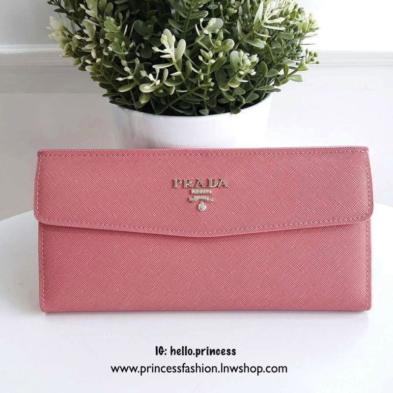 Best Seller~~ กระเป๋าสตางค์ยาว **ทรงหรู จากงานพรีเมี่ยมกิ้ฟ จากเคาเตอร์ต่างประเทศ จากแบรนด์ PRADA ลายหนัง saffiano ของแท้ 100% มีช่องใส่บัตร ถึง 12 ช่อง และช่องซิปใส่ของจุกจิกได้ น้ำหนักเบา จับถนัดมือ ขนาดกำลังดีคะ ถือแล้วดูดี อะไหล่ทองสุดหรู **ใช้แล้วสวย