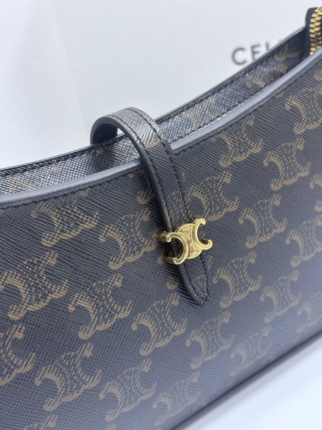 ORI หนังแท้ | CELINE TINA SHOULDER BAG IN Triomphe canvas กระเป๋าสะพายไหล่ทรงพอช ดีไซน์ใหม่ก่อนใคร เรียบง่ายหรูหราลงตัว สไตล์วินเทจลัคชูดูแพงสุดๆ ใช้งานได้หลากหลายโอกาส ขนาดกำลังดีพาพาสะดวก