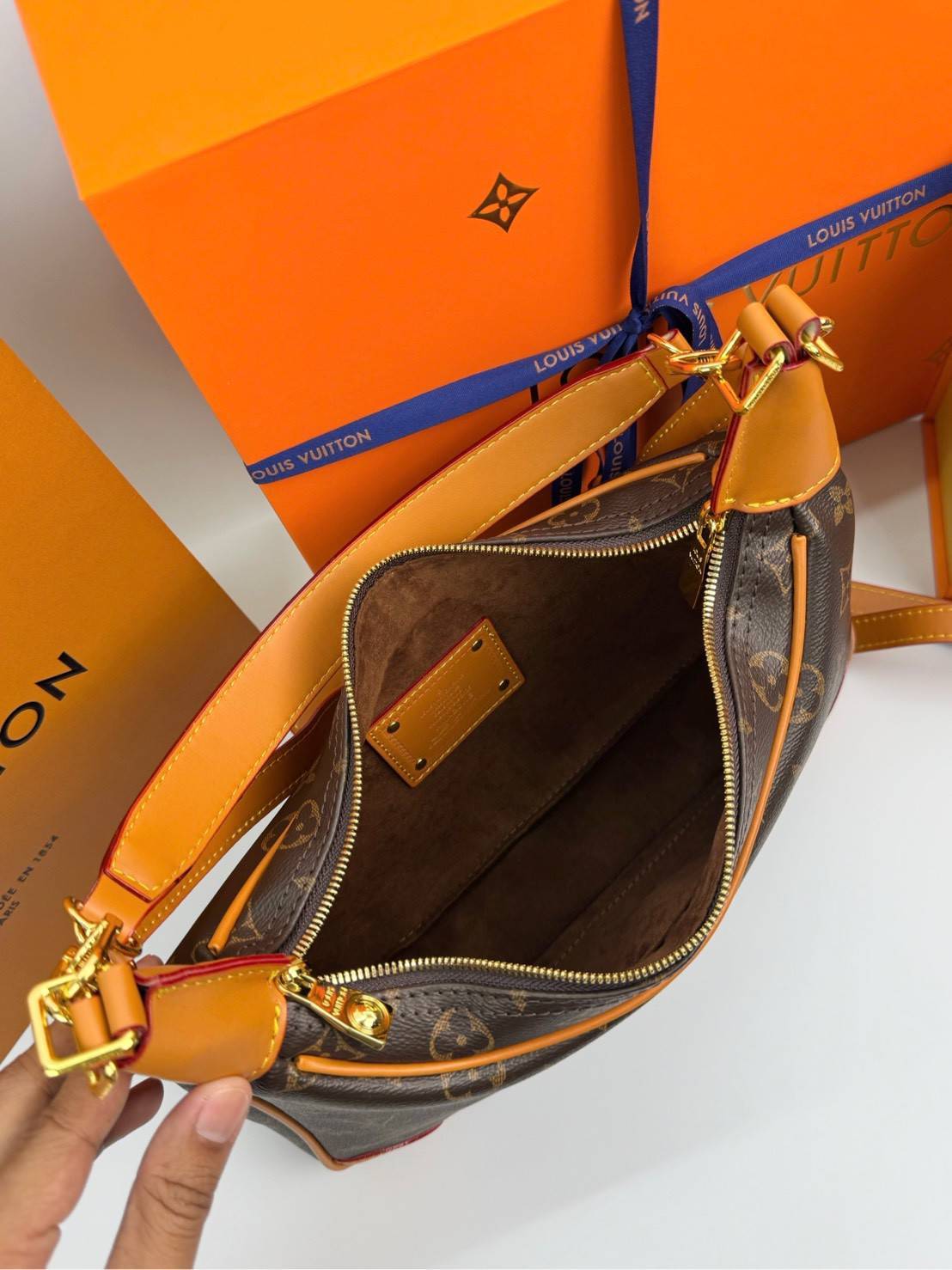 ORI หนังแท้ | LV Boulogne Hobo Bag 30 M14196 น้องใหม่พร้อมแล้ว…mom and dad พร้อมมั้ยค๊าา!! กับกระเป๋าสะพายทรงโฮโบขนาดใหม่ ไซส์ใหญ่ขึ้นเอาใจแม่ที่มีของใส่น้องเยอะๆ ดีไซน์สุดคลาสสิครุ่นสุดปัง