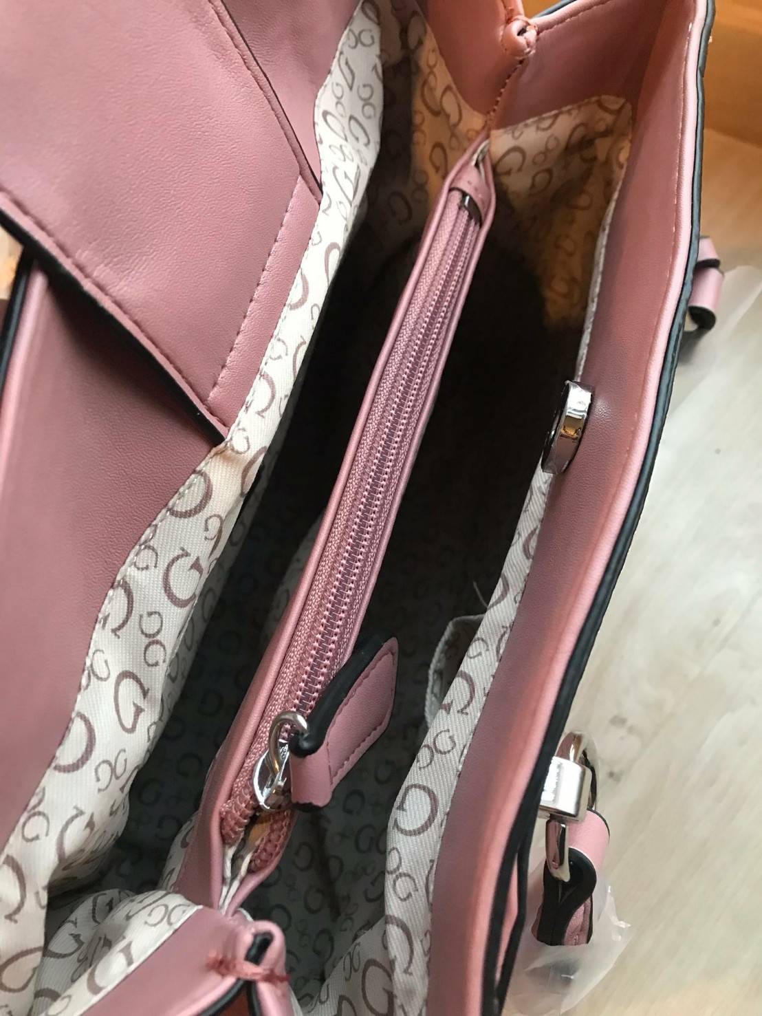 GUESS Croc Skin Women's Handbag Shoulder Bag กระเป๋าถือหรือสะพายหนังลายจรเข้ทั้งใบ เปิดปิดด้วยกระดุมแม่เหล็ก ภายในมีช่องใหญ่สองช่อง และมีช่องซิปคั่นกลาง ใส่ของได้เยอะรวมถึงมินิไอแพคและกระเป๋าสตางค์ทรงยาวได้ ด้านหน้าประดับแม่และลูกกุญแจสายหนัง สามารถถ