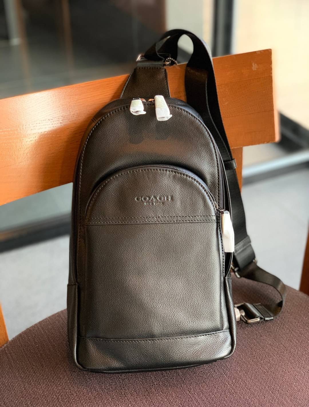 COACH CHARLES PACK ((49312)) กระเป๋าคาดด้านหลัง//หรือคาดอกด้านหน้า รุ่นนี้ใช้หนังแท้ชั้นดี หนังนิ่ม สัมผัสแล้วหลงรักในความนิ่มแน่นอน ด้านหน้ามีให้หนึ่งข่องซิป ช่องหลักแบบซิปคู่ ภายในโล่งลึกใส่สัมภาระจำเป็นในชีวิตประจำวันได้อมีช่องโล่งให้ใส่ของจุกจิกหนึ่งช