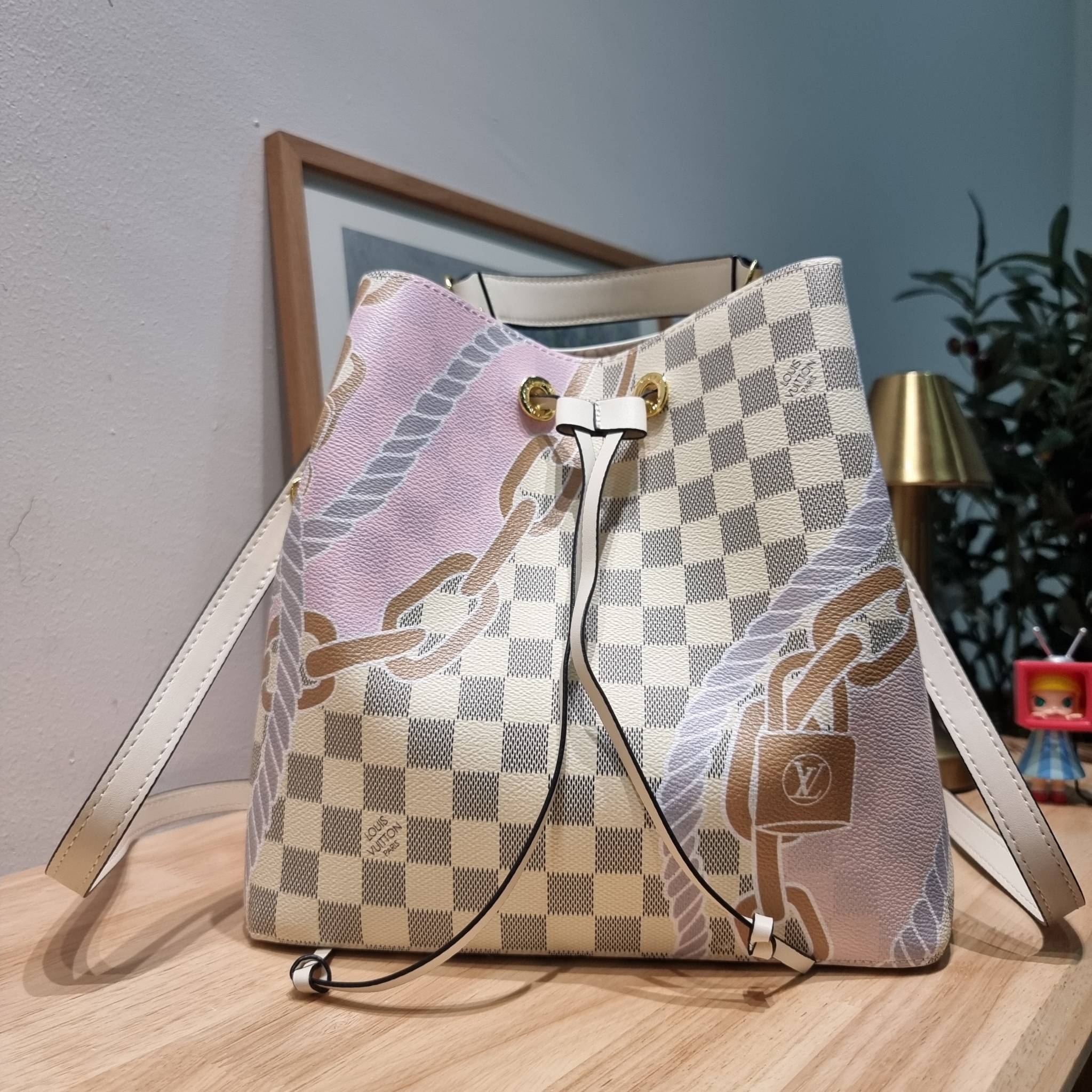 LV Neonoe MM Damier Azur New Spring Collection - Nautical อีกหนึ่งรุ่นท็อปฮิต กับดีไซน์ใหม่ต้อนรับฤดูร้อน กับกระเป๋าสะพายทรงบัคเก็ตใบใหญ่
