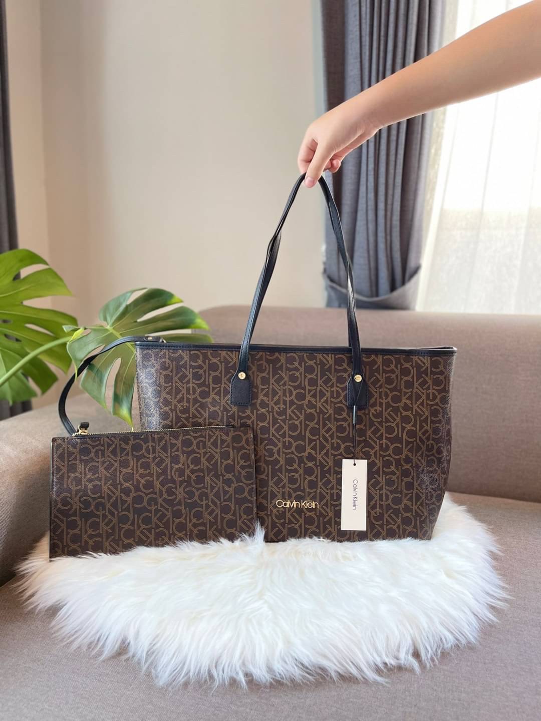 Calvin Klein tote bag กระเป๋าทรงช้อปปิ้ง ใบใหญ่จุกๆ มาพร้อมกับใบลูก สามารถถอดได้ เปิดปิดด้วยซิปบน ไม่ต้องกลัวของตกหล่น ภายในโล่งกว้าง ใส่ไอแพด/โน๊ตบุ๊ค/A4 ได้ค่ะ