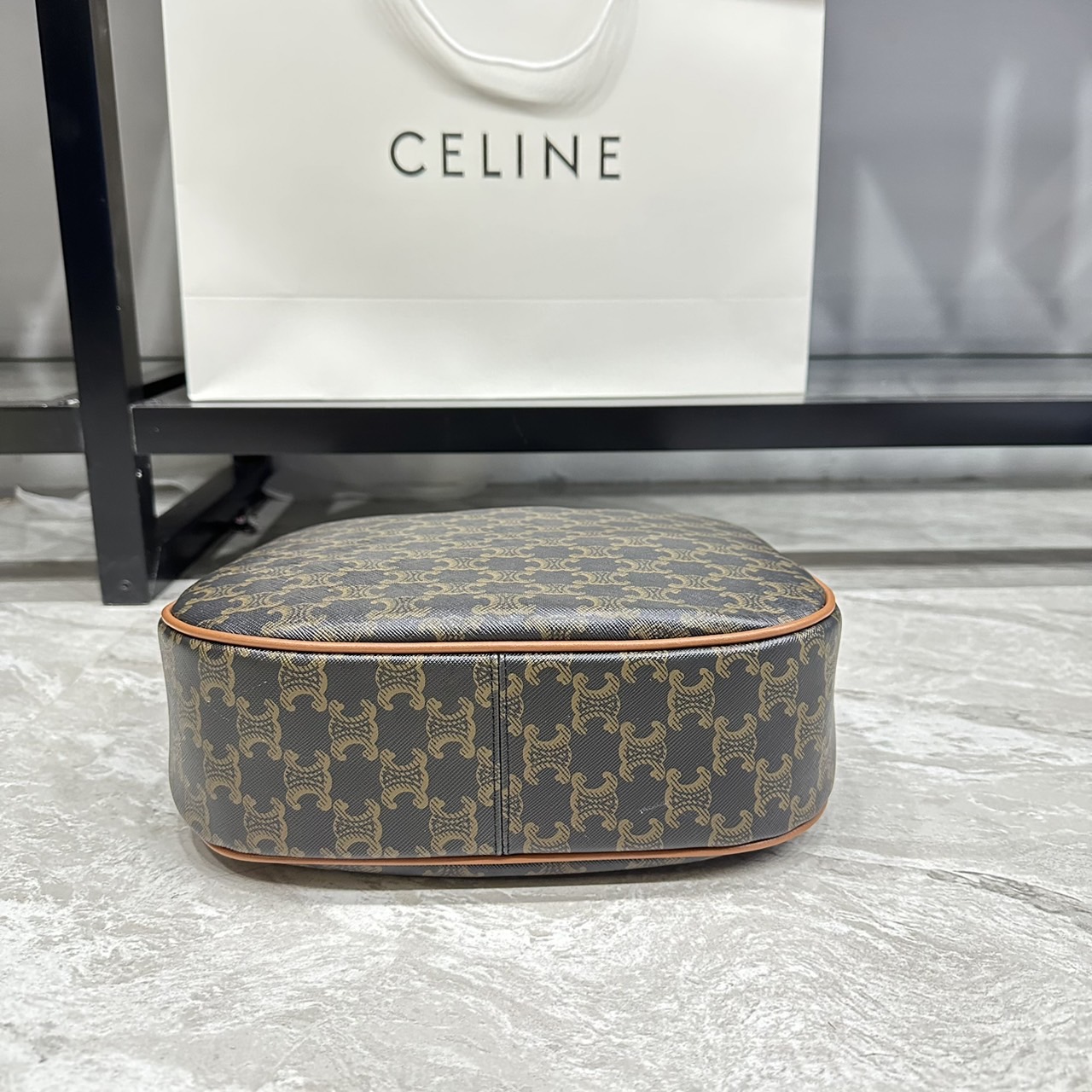 CELINE MEDIUM HELOÏSE BAG CUIR TRIOMPHE in supple / Celine Hobo Bag กระเป๋าสะพายทรงโฮโบ รุ่นฮอตตลอดไม่มีเอ้าท์ ใบใหญ่จะสัมภาระได้เยอะ สวยคลาสสิค เกรดออริ 1:1