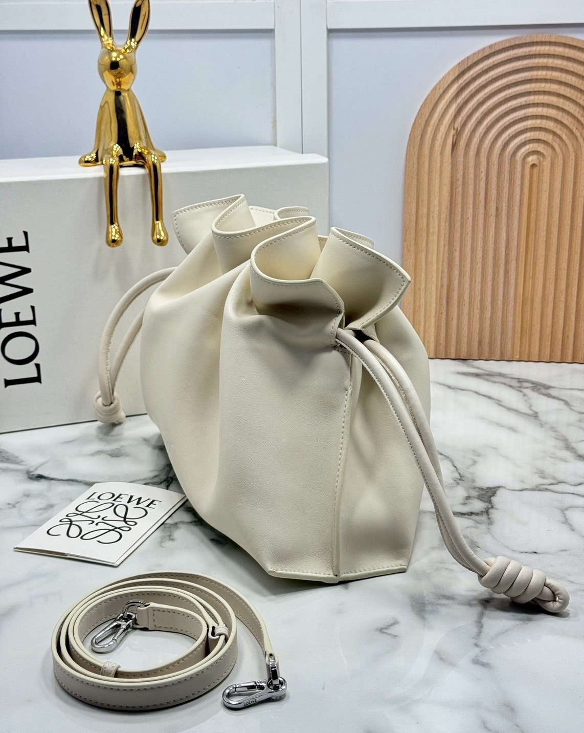 ORI หนังแท้ | Medium Loewe Flamenco clutch in nappa leather 30cm กระเป๋าสะพายทรงคลัชดีไซน์รูดเชือก เรียบหรูดูแพง เรียบง่ายใช้งานสะดวก หนังแนปป้าให้สัมผัสนุ่มสบายผิว มาพร้อมสายสะพายร้อยห่วงหรูหรา