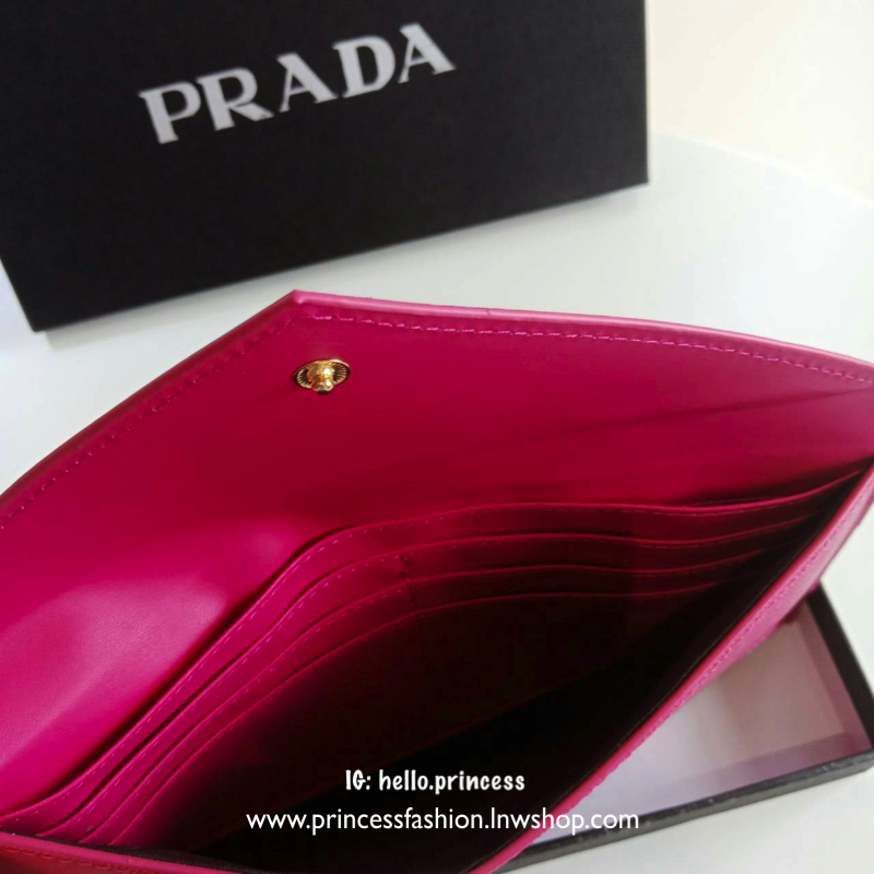 New Arrival~~ กระเป๋าสตางค์ยาวแบบพับ **ทรงหรู จากงานพรีเมี่ยมกิ้ฟ จากเคาเตอร์ต่างประเทศ จากแบรนด์ PRADA ลายหนัง saffiano ของแท้ 100% เปิดปิดฝาพับ มีช่องใส่บัตร 6 ช่อง ด้านในมีช่องใหญ่2ช่อง ใส่ได้ถึงแบงค์พัน หรือจะใส่มือถือได้ถึง Iphone+ และช่องซิปใส่ของจุ