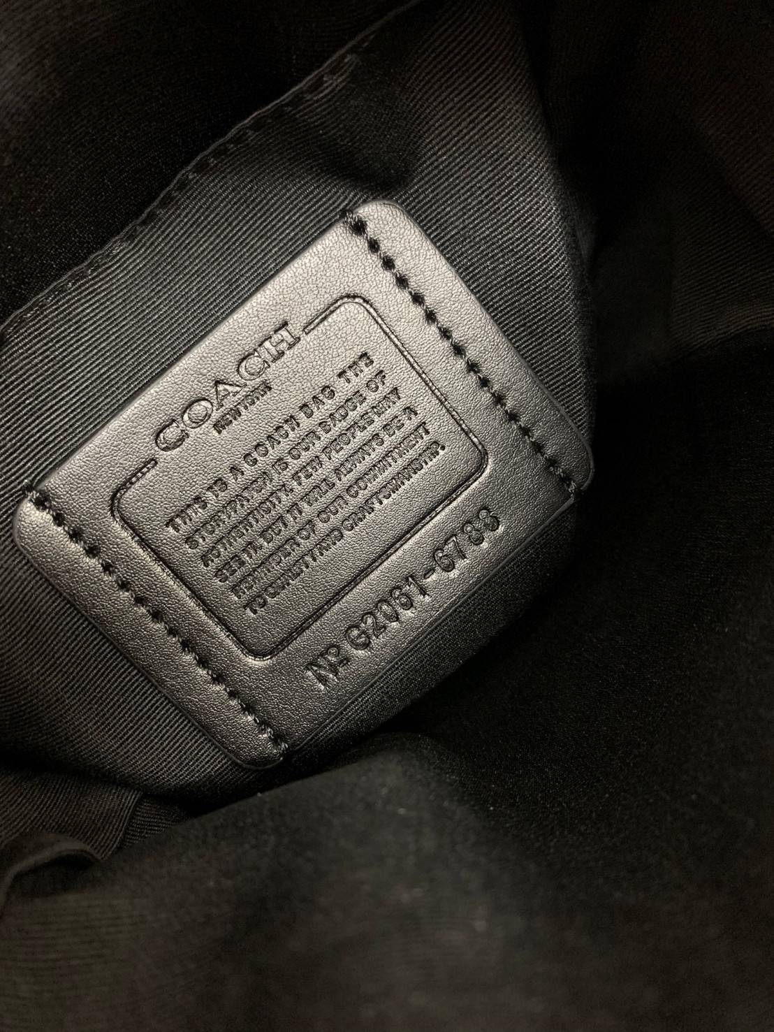 รุ่นที่คุณผู้ชาย2021 ต้องมีค่ะ💥 COACH 6788 EDGE STRADDLE SHOULDER BAG พร้อมส่งที่ไทย น่าใช้มากๆค่าา🔥 กระเป๋าสะพายแบบครอสบอดี้ร์ ทรงสวย หนังแท้นิ่มอย่างดีค่ะ ด้านหน้ามีช่องซิปซ่อนให้หนึ่งช่องนะคะ เปิดปิดช่องหลักแบบซิปคู่ภายในลึก ใส่ของจำเป็