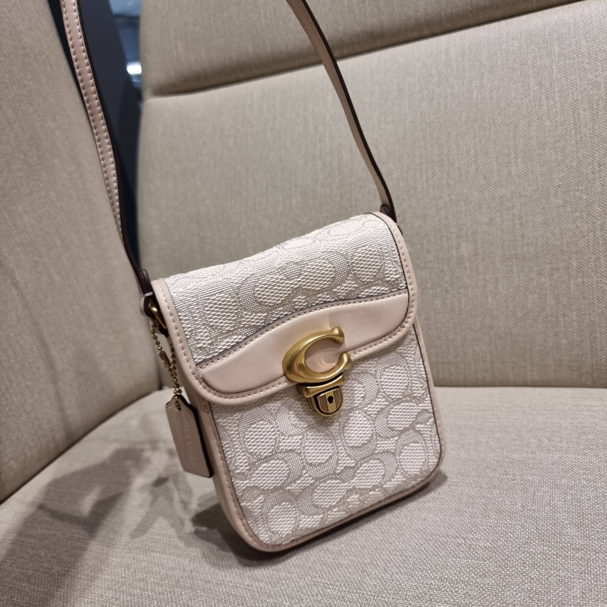 COACH CA191 TALL STUDIO CROSSBODY IN SIGNATURE JACQUARD กระเป๋าสะพายข้างไซส์มินิ ดีไซน์ลูกคุณหนู น่ารักที่สุด!! น่าใช้ไม่อยากวาง!! ดีไซน์รูปทรงกำลังสวย ใช้งานสะดวกด้วยตัวกดเลื่อนล็อค วัสดุผ้า jacquard สลับหนังแท้ มาพร้อมสายสะพายข้างในตัว ใส่ของสำคัญแบบพกพ