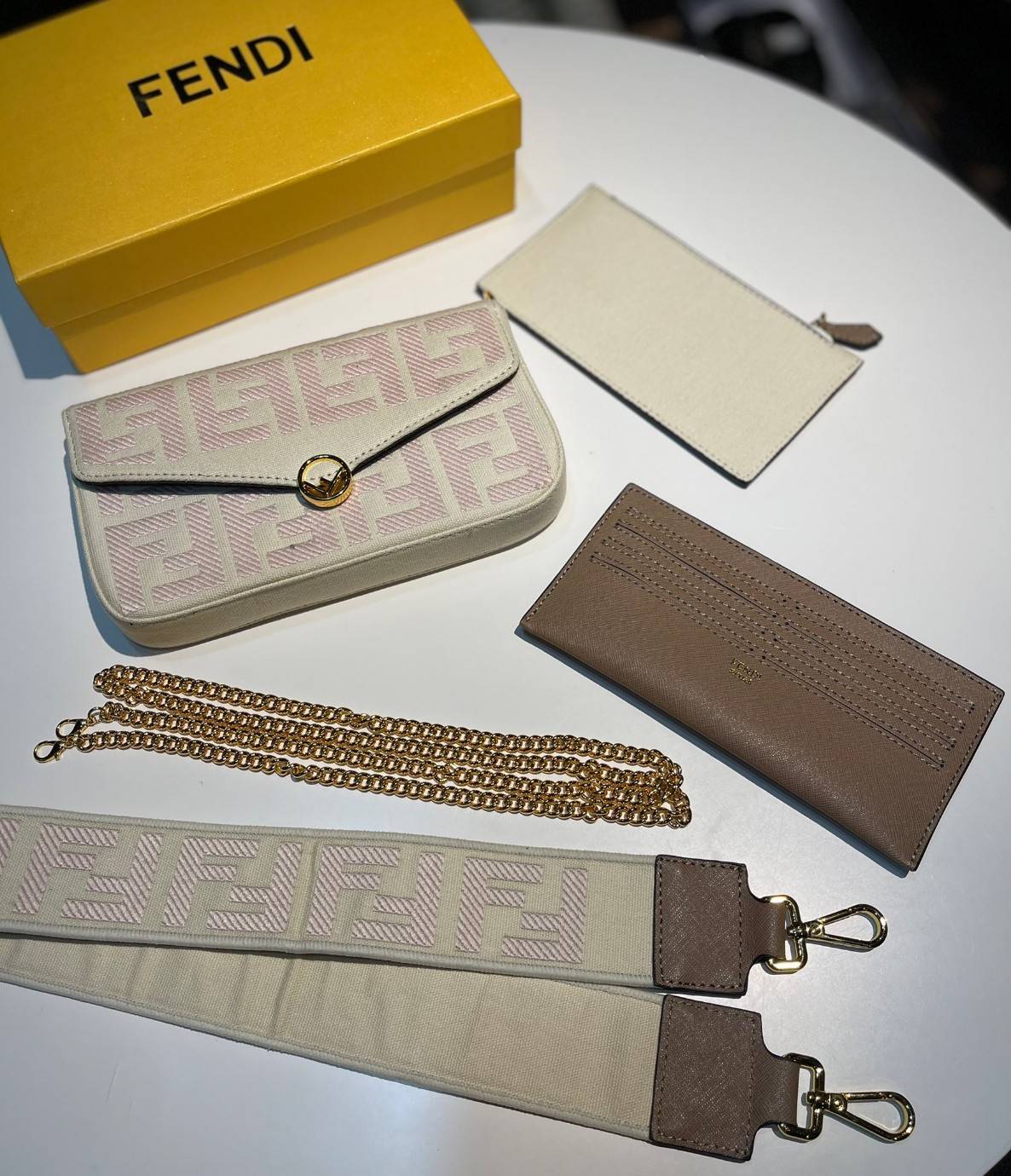 หนังแท้ Fendi Wallet On Chain With Pouches leather mini-bag กระเป๋าสะพายข้างทรงเหลี่ยมตกแต่งด้วยโลโก้ Fendi กระดุมแป๊ก มาพร้อมกระเป๋าด้านในแบบถอดได้ถึง 2ใบ สุดคุ้ม พร้อมสายโซ่และสายสปอร์ตถอดออกได้ ไอเท็มนี้ไม่ควรพลาดเลยค่าา