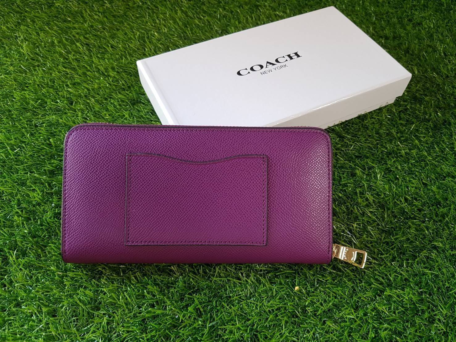 Coach longvwallet กระเป๋าสตางค์ใบยาวซิปรอบ ด้านหน้าตประดับโลโก้แบรนด์ อะไหล่ทอง ซิปแบรนด์ปั๊ม ภายในมีช่องใส่บัตร 1 2ช่อง และช่องใส่ธนบัตร 3 ช่อง มีช่องซิปกลางใส่เหรียญค่ะ