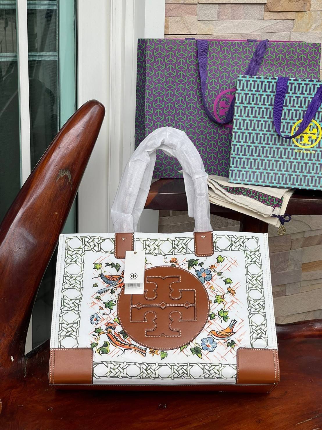 [Mini & Large size] Tory burch Ella Printed tote bag สำหรับใครที่ต้องการกระเป๋าแบบใช้งานได้ในหลาย ๆ โอกาส การเลือกกระเป๋าขนาดเล็กย่อมไม่สะดวกและไม่ครอบคลุมต่อการใช้สอยอย่างแน่นอน กระเป๋าใบนี้ไม่เพียงแค่ช่วยให้สะดวกในการเดินทางและทำให้บุคลิกภาพดูดีขึ้นเท่า