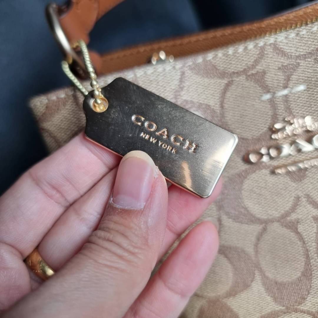 COACH 2312 SMALL TOWN BUCKET BAG IN SIGNATURE CANVAS รุ่นยอดนิยมใบเล็กมาครบสีแล้วจ้า กระเป๋าทรงบัคเก็ต สีผู้ดี๊ผู้ดี ตัวกระเป๋าดีไซน์คลาสสิคลายซี ดูโดดเด่น วัสดุหนังแคนวาสเคลือบลาย สวยคมทุกมุมจริงๆ!! เปิด-ปิดด้วยกระดุมแม่เหล็กทั้ง 2 ฝั่ง ภายในเป็นช่องโล่ง
