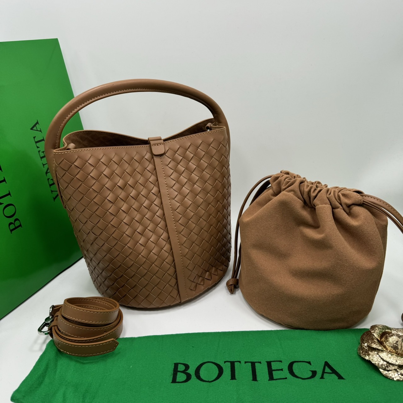 BOTTEGA MINI CABAT LEATHER TOTE BAG 19cm กระเป๋าสะพายขนาดมินิ พร้อมใบลูก ดีไซส์สานเป็นเอกลักษณ์ หนัง nappa นิ่มสวยงาม
