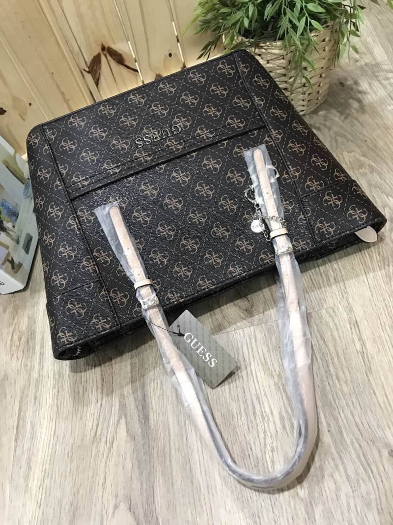 Don't Miss! GUESS SAFFIANO SHOPPER BAG กระเป๋าสะพายทรง Tote จากแบร์น GUESS วัสดุหนัง Saffiano ลาย GUESS Signature สวยอยู่ทรง ขนาดใหญ่กำลังดี น้ำหนักเบา ด้านหน้าประดับโลโก้แบรนด์ พร้อมห้อย TAG โลโก้ G อะไหล่เงินที่หูกระเป๋าถอดเเยกใช้ได้ เปิดปิดด้วยซิป