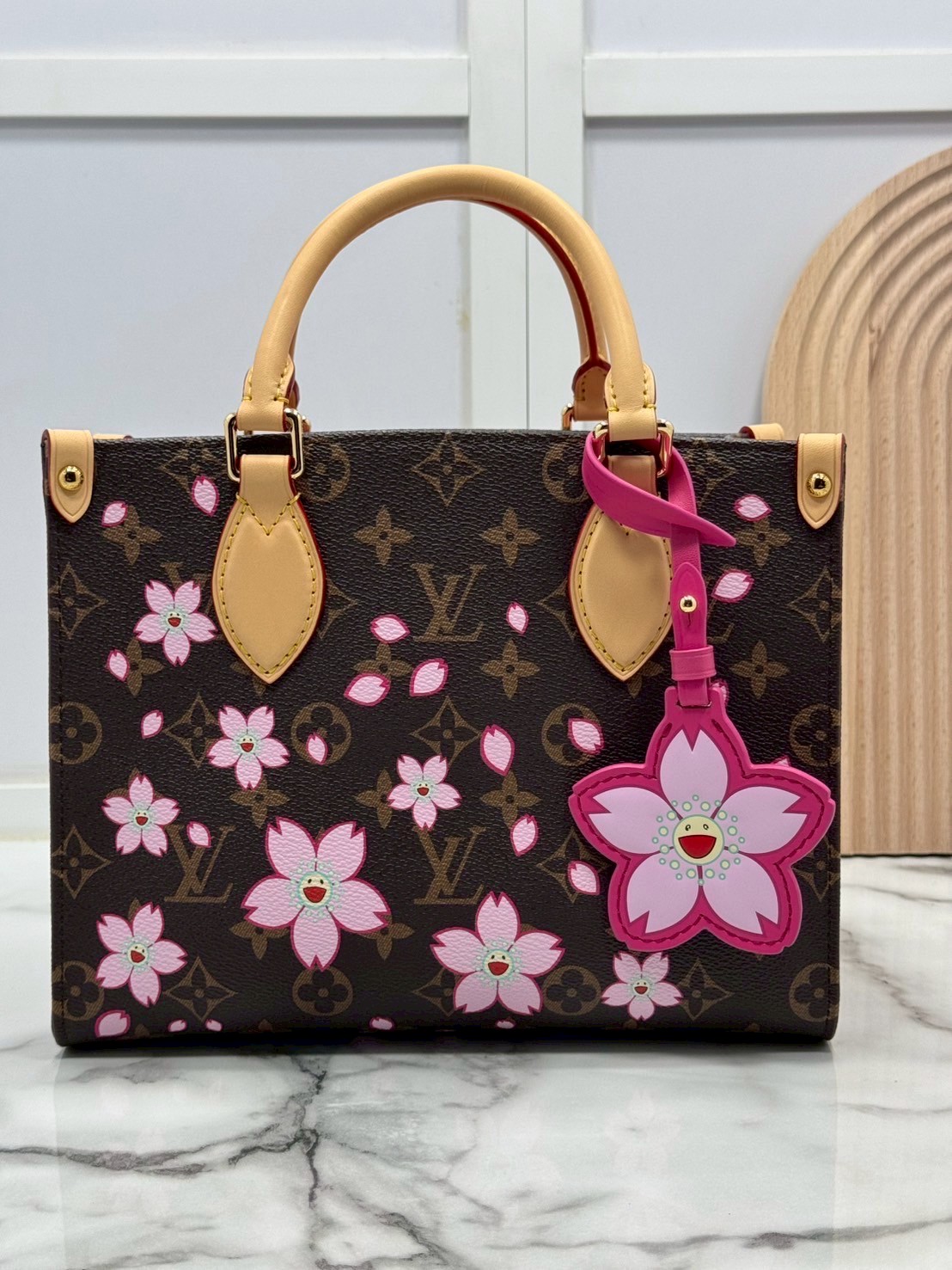 TOP ORI หนังแท้ | เกรดดีสุด LV x TM - OnTheGo Cherry Blossom PM bag กระเป๋าทรงโท้ทที่ใครเห็นต้องเป็นคลั่งรัก ปรับลุคให้มีชีวิตชีวาด้วยลายดอกไม้เชอรี่บลอสซั่ม คอลใหม่สุดเอ็กซ์คลูซีฟ