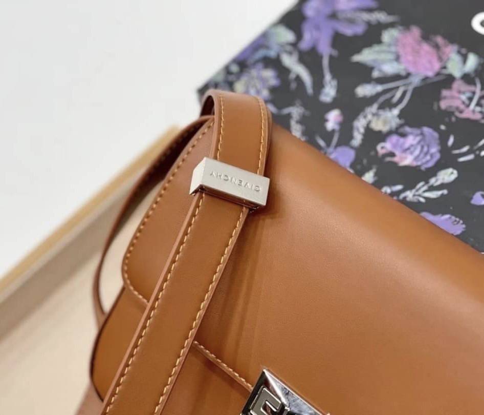 Givenchy Introducing 4G Medium Shoulder Bag วัสดุหนังแท้ อะไหล่สีเงิน ดีไซน์สวยงามทันสมัยรูปทรงสี่เหลี่ยมแบบคลาสสิก มาพร้อมสายหนังตีแบรนด์ Givenchy อันเป็นเอกลักษณ์เฉพาะของแบรนด์