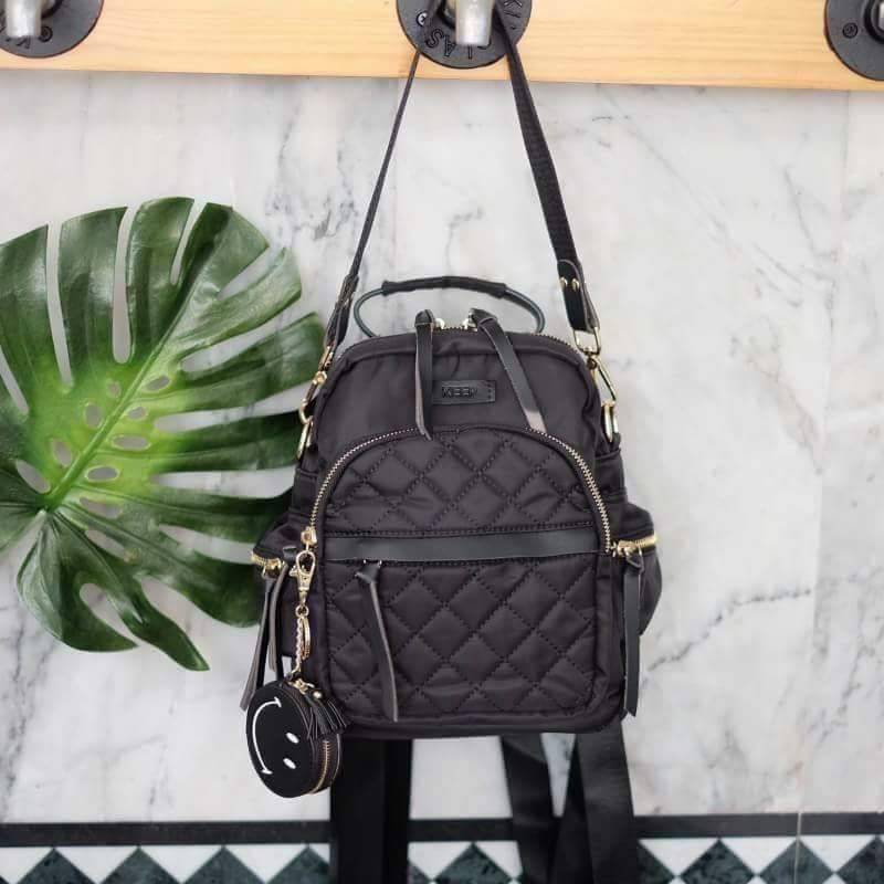Keep Rouget Backpack กระเป๋าเป้ทรงน่ารักจากแบรนด์ ปรับสะพายได้หลายแบบ มาพร้อมพวงกุญแจ smile bag วัสดุจากผ้าไนล่อนเนื้อดี ตีลายตาราง น้ำหนักเบา ตัวกระเป๋ามีสายสั้น ให้เพิ่มอีก 1 สาย สำหรับสะพายไหล่ ขนาดกำลังดี ใส่กระเป๋าสตางค์ใบยาว, มือถือได้ทุกรุ่น มีช่อง