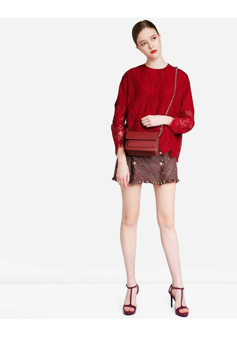 Charles & Keith Front Flap Crossbody Bag กระเป๋าสะพาย อยู่ทรง ขนาดกำลังดี วัสดุหนังลายคาเวียร์ ด้านในแบ่งเป็น 3 ช่องใหญ่ แยกเก็บของได้เป็นสัดส่วนค่ะ สายสะพายแบบโซ่ยาว 119 cm มีหนังรองบ่า สามารถถอดได้ค่ะ