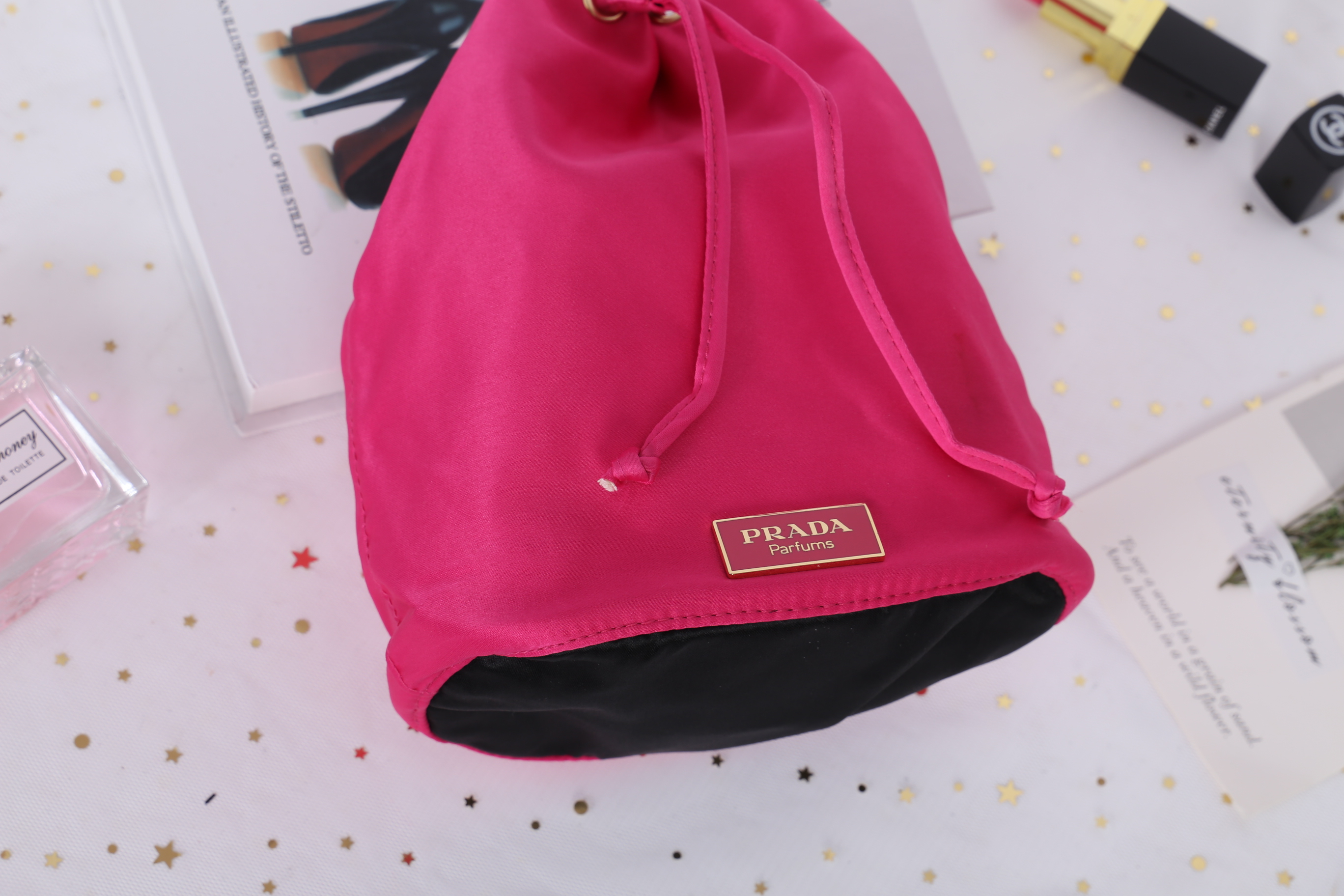 Prada Candy Satin Drawstring Bag กระเป๋าผ้าซาติน จากแบรนด์ Prada รุ่นนี้แถมมาจากน้ำหอมเค้าเตอร์แท้ 💯 ปากกระเป๋าเป็นเชือกหูรูด มีโลโก้ปราด้าติดด้านหน้า สวยงาม น่าใช้ การันตีความสวย ใช้คล้องแขน ใส่ของจุกจิกเก๋ๆค่าา