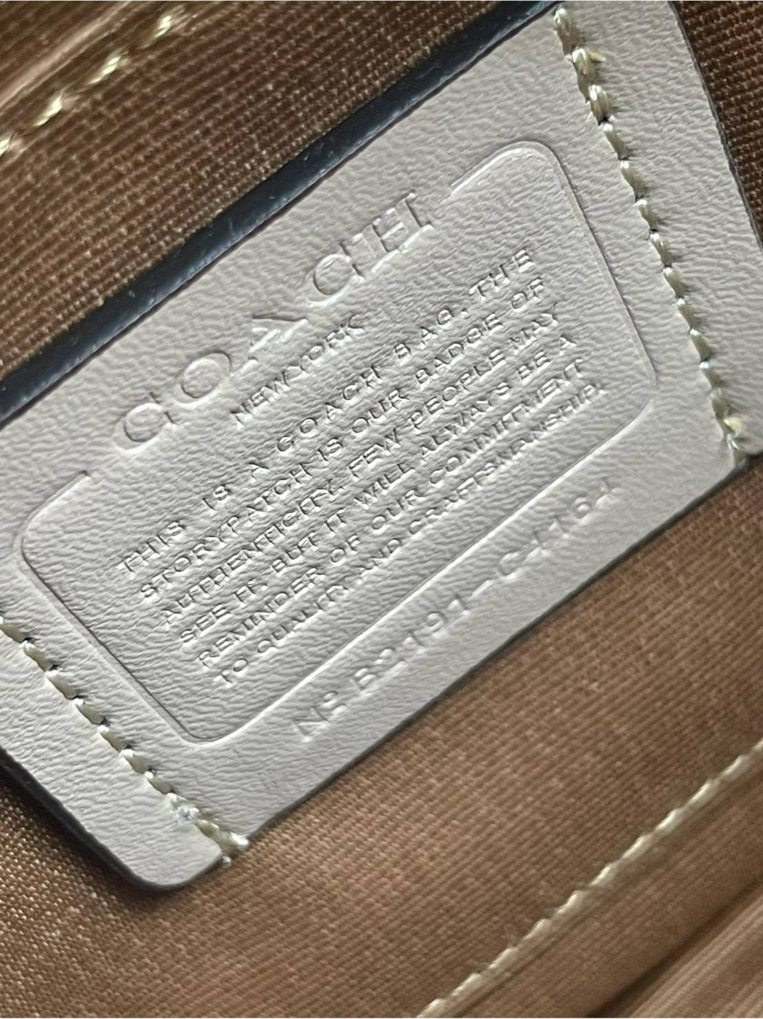 COACH CAMERA BAG IN COLORBLOCK WITH HORSE AND CARRIAGE (COACH C4164) กระเป๋าที่ดีไซน์ออกมาในทรงสะพายไหล่และทรง Camera คาดว่าเป็นรุ่นที่สาว ๆ เห็นแล้วจะต้องสะดุดตาเป็นพิเศษกับดีไซน์อันโดดเด่นที่ดูมีสไตล์ ไม่ว่าจะเป็นในวันสบาย ๆ หรือวันพิเศษก็สามารถนำไปมิกซ