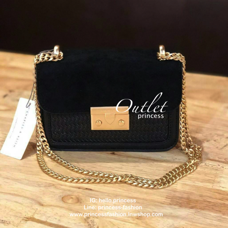 CHARLES & KEITH PUSH LOCK FRONT FLAP BAG 2018 กระเป๋าถือขนาดมินิดีไซน์สุดชิคคุณหนูมากค่ะโดดเด่นที่กระเป๋าpu ลายสานสวยสะดุดตา ฝาปิดกำมะหยี่ดูเรียบหรู เปิดปิดด้วยฝาปิดตัวล๊อคปั้มแบรนด์ ภายในมีช่องใส่บัตร ใส่มือถือ iphone8+ได้ค่ะ อะไหล่ทองสวย สายโซ่ยาวสะพายไ