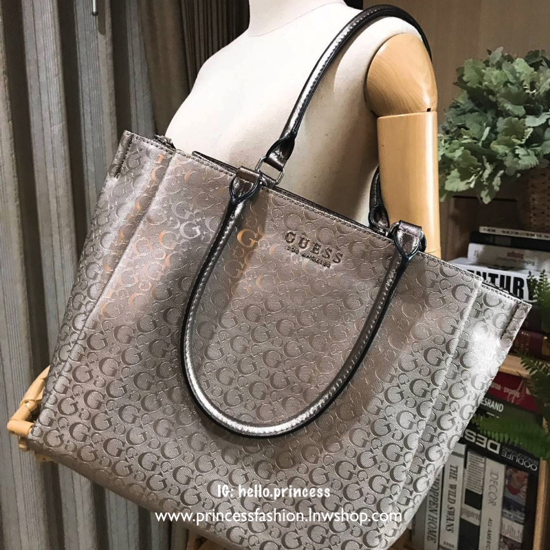 GUESS SINGNATURE SHOPPER BAG (SIZE L) New in! กระเป๋าสะพายnรง tote ขนาดกำลังดี pu. ลายแบรนด์รอบใบ น้ำหนักเบา ภายในแบ่งช่อง เป็นสัดส่วน จุได้เยอะ ใ่ A4 ของใช้ได้เยอะ มีช่องซิป และช่องเล็กค่ะ