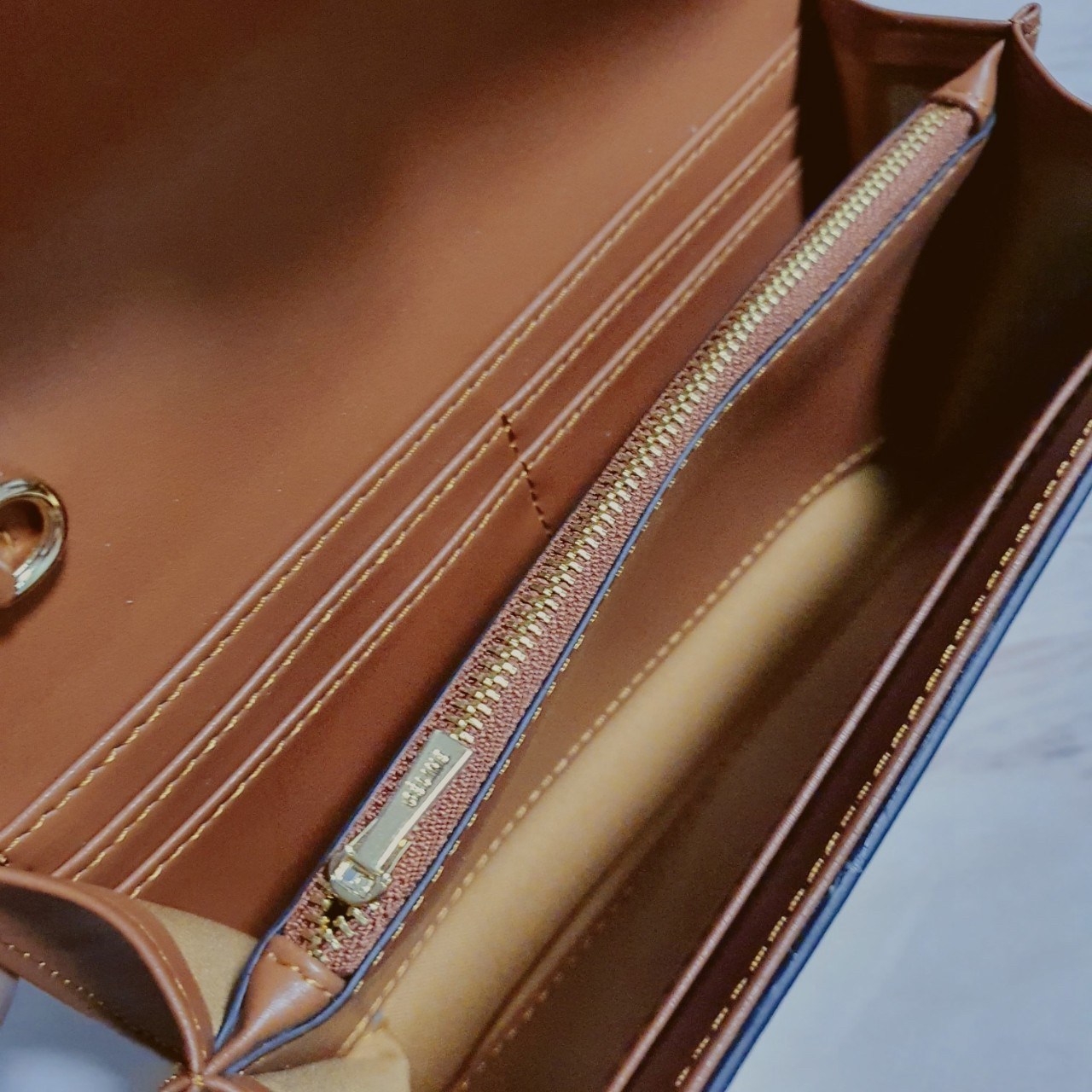 CELINE WOC BAG VIP GIFT WITH PURCHASE (GWP) พรีเมี่ยมกิ๊ฟ Limited Edition จาก PERFUME DUTYFREE COUNTER กระเป๋าทรง WOC ใช้ได้ทั้งกระเป๋าสตางค์ คลัช และครอสบอดี้ วัสดุหนังทั้งใบ ด้านในเปิดปิดด้วยกระดุม มีช่องใส่ธนบัตรใหญ่2ช่องและช่องซิปกลาง1ช่อง ใส่บัตรได้ห