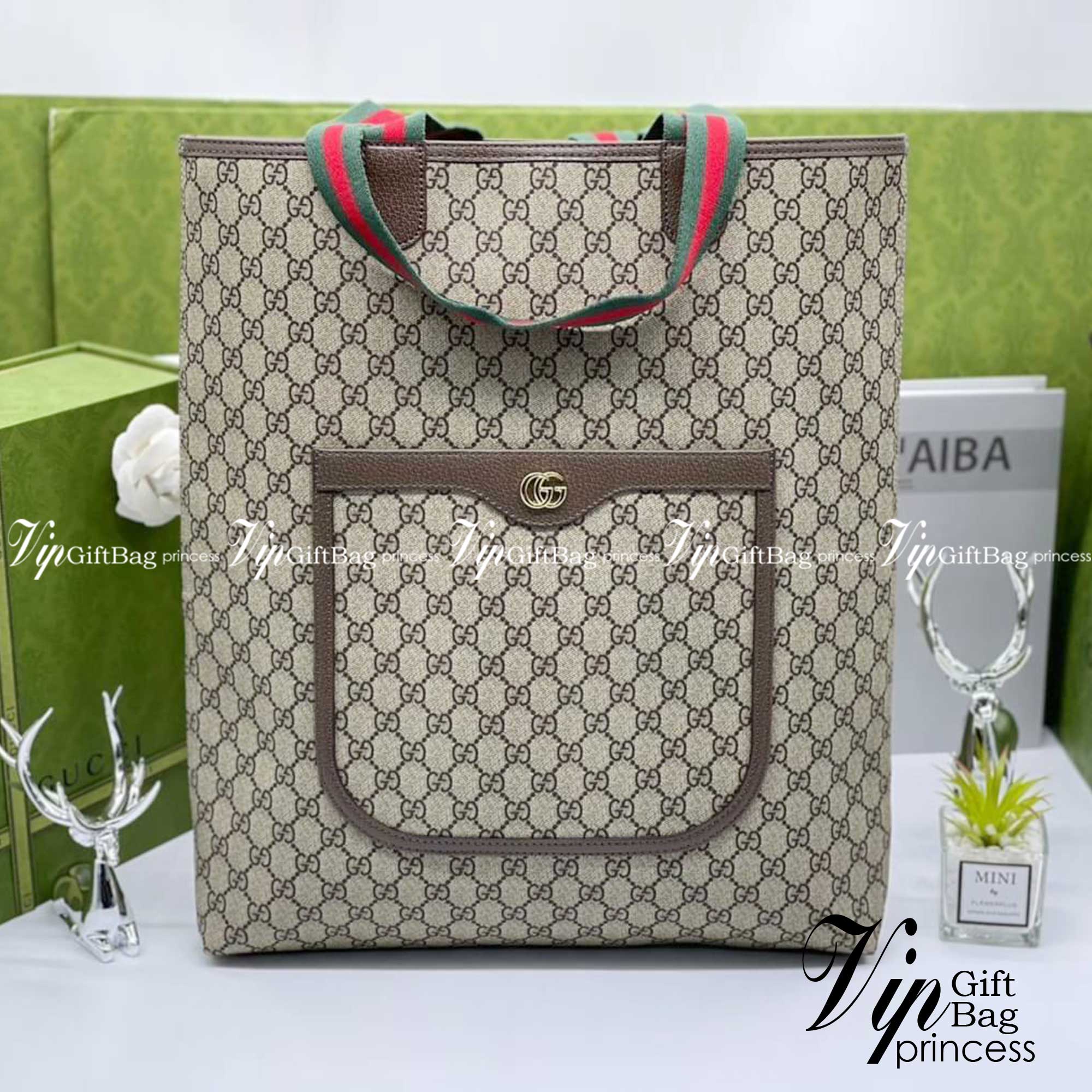 GUCCI tote bag vintage monogram 16" เกรดออริจินอล กระเป๋าโท้ทวินเทจใบใหญ่ ตัดเย็บอย่างพิถีพิถัน ภายในช่องโล่งกว้างจุได้เยอะ รูปทรงออกแบบ หยิบจับสะดวก สามารถใส่กระเป๋าสตางค์ พวงกุญแจโทรศัพท์มือถือ iPad และเอกสารได้ จะถือหรือสะพายชิวๆในวันหยุดสบายๆ ก็ส
