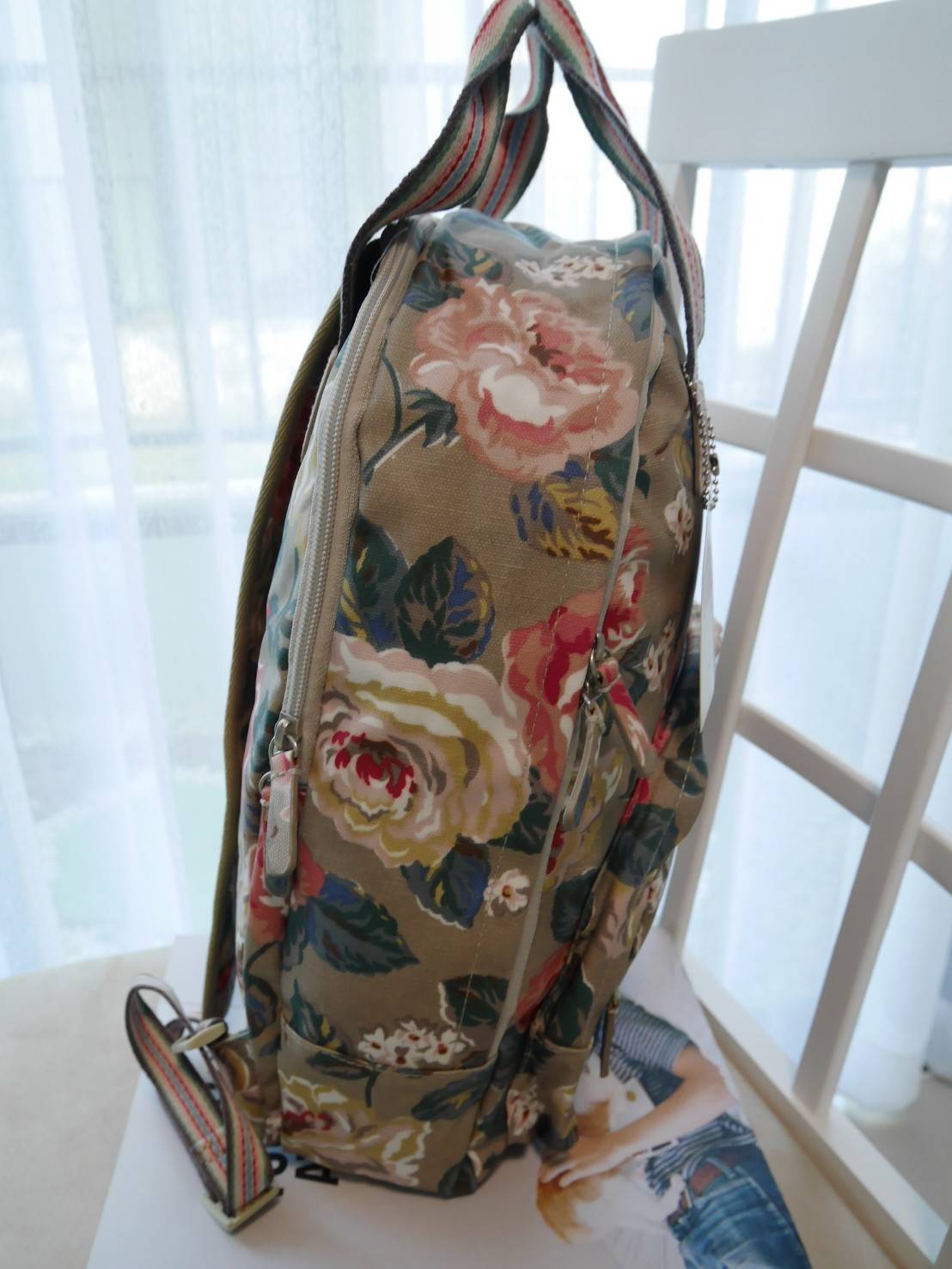 CATH KIDSTON BACKPACK BAG กระเป๋าเป้น่ารัก ตามแบบฉบับของแบรนด์นี้เลยค่า โดดเด่นด้วยหนัง PVC พิมพ์ลาย กันน้ำทั้งใบ ด้านในมีช่องซิปใหญ่ใส่ของ 2 ช่อง จุของได้เยอะ ใส่ IPAD / A4ได้สบายเลยค่ะ ด้านหน้ามีช่องซิปเล็ก 1 ช่อง ใส่ของจุกจิกหนิบได้สะดวก น้ำหนักเบา ใช้