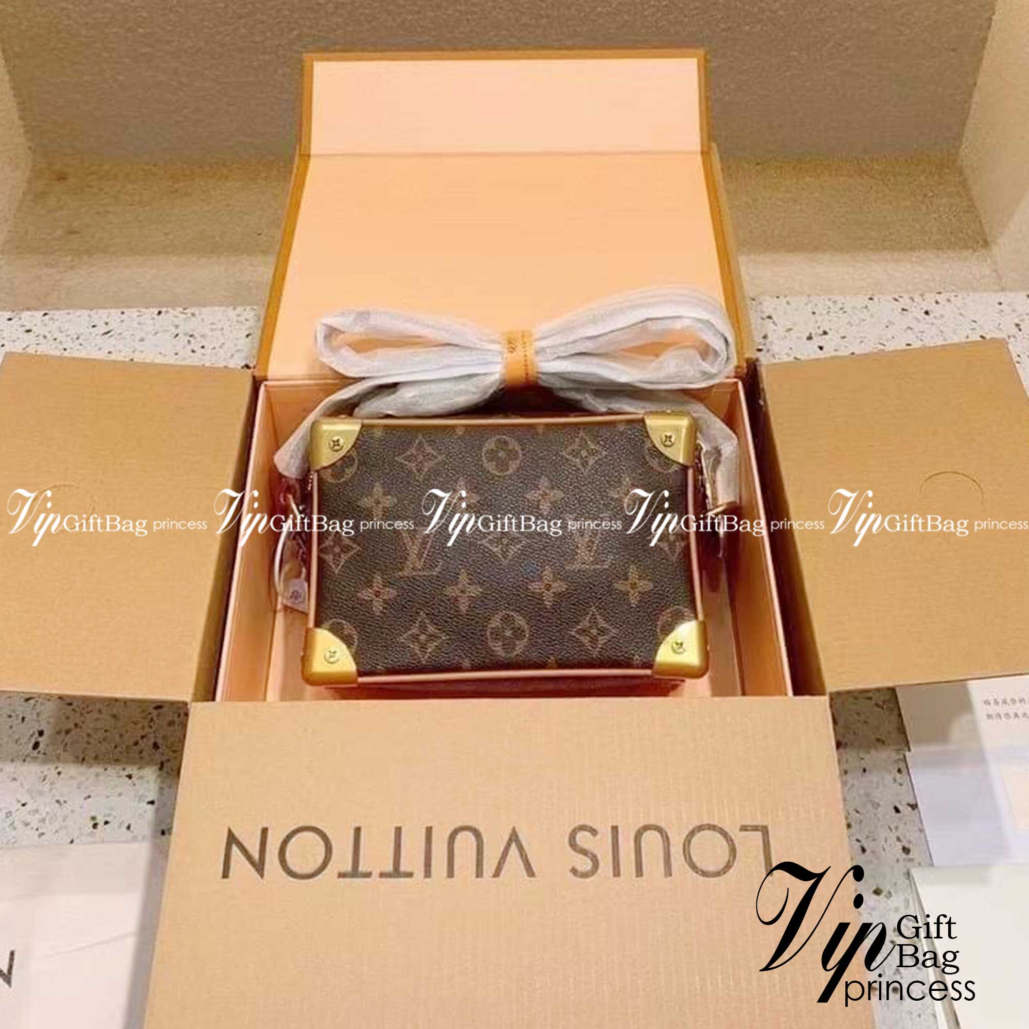 LV Mini Soft Trunk in Monogram Legacy กระเป๋าสะพายทรงกล่อง ไซส์มินิ สวย เท่ห์ รุ่นหายากมากกก วัสดุหนังแคนวาส ดีไซน์ทุกอย่างได้ลงตัว หรูหรา พกเป็นคลัทช์ออกงานก็ดูแพง สะพายข้างก็ดูอัพลุค ได้ทุกสไตล์ รุ่นนี้เป็น unisex ด้วยน้า ใช้ได้ทั้งหนุ่มๆและสาวๆไปเลย ภา