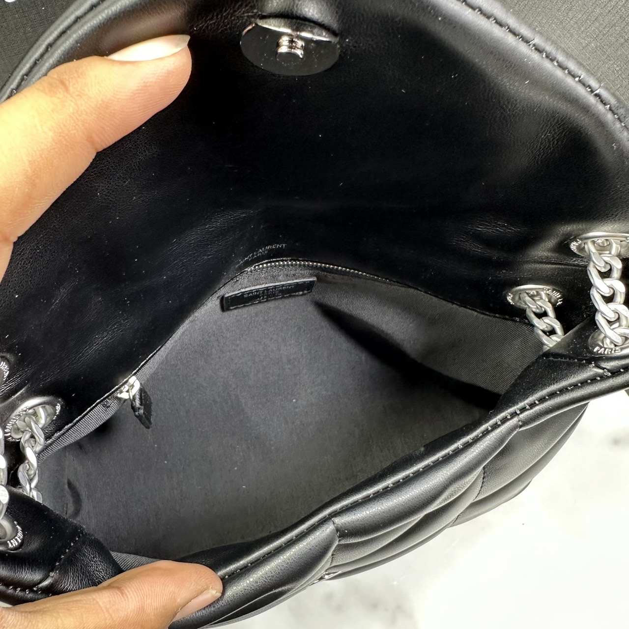 ORI หนังแท้ | 28cm YSL PUFFER SMALL in Nappa leather กระเป๋าสะพายรุ่นยอดนิยม ทรงสวย ใช้ได้บ่อยไม่มีเบื่อ วัสดุหนังสัมผัสนิ่มมือ ดีไซน์เรียบหรู ดูแพง สะพายได้หลากหลาย