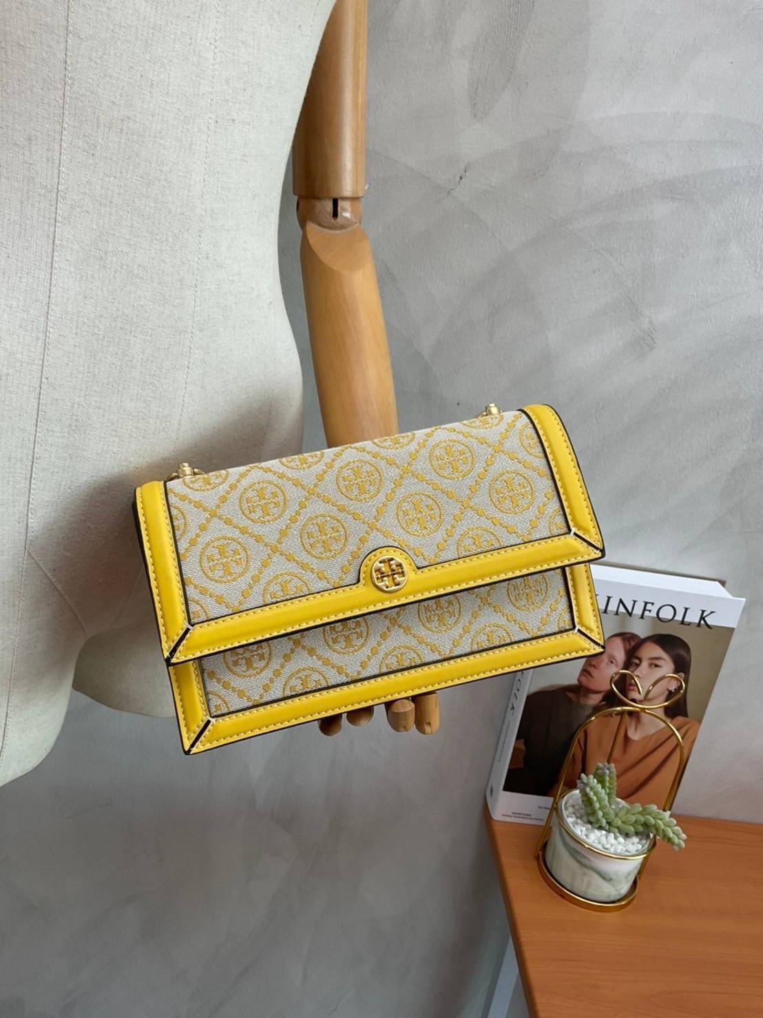 TORY BURCH 81000 MINI T MONOGRAM JACQUARD SHOULDER BAG คอลเลคชั่นฤดูใบไม้ผลิ 2021 กระเป๋าสะพายรุ่นใหม่จาก Tory Burch ดีไซน์สวยคลาสสิค แฝงไว้ด้วยความหรู ลวดลายผ้าแจ็คการ์ด T Monogram บนกระเป๋า Tory Burch นี้ เป็นการยกย่องให้กับงานควิลท์ชาวเพนซิลเวเนียดัตช์