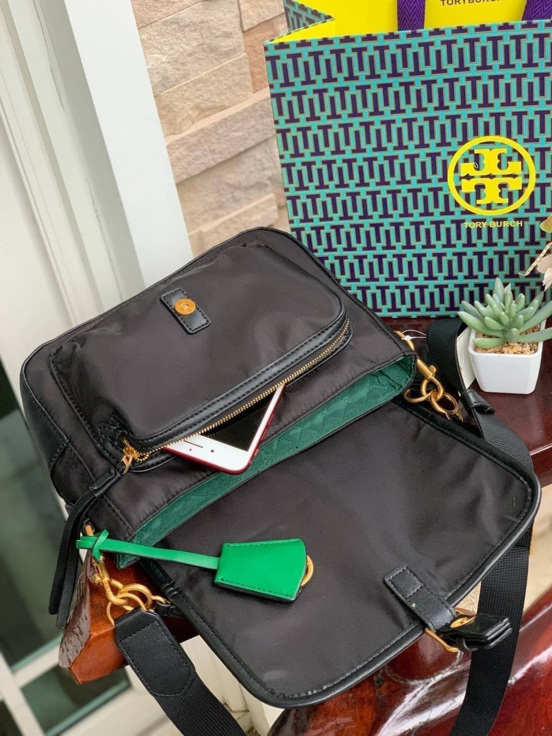 ของแท้ 💯% Tory Burch logo patch satchel bag อีกหนึ่งแบรนด์ดังจากนิวยอร์ก ที่เหล่าดาราเซเลปใช้กันทั่วโลก ด้วยดีไซน์ที่เป็นเอกลักษณ์ เข้ากับยุคสมัย วัสดุ Nylon waterproof ที่แข็งแรงและทนทาน