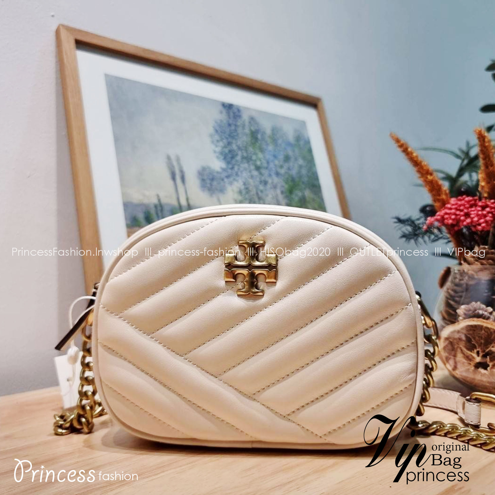 TORY BURCH KIRA CHEVRON SMALL CAMERA BAG / TORY CAMERA BAG / TORY BAG พร้อมส่ง 4 สี กระเป๋าสะพายทรงกล้อง ขนาดกะทัดรัด ไซส์สะพายคล่องตัว ดูหรู ลูกคุณหนู