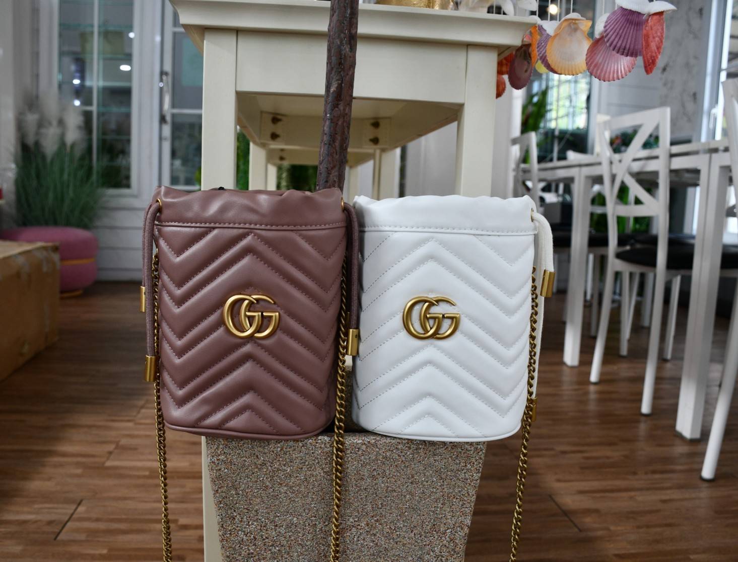VIP 】Gucci GG Marmont mini bucket bag กระเป๋าสะพายข้าง Premiumgift วัสดุหนังแท้ ด้านในโล่ง มีช่องใส่บัตร3ช่อง ใส่กระเป๋าตังค์ ใส่โทรศัพท์ Iphone+ ได้ สายโซ่ยาว Crossbody ได้ ถอดสายได้ น้ำหนักเบา มาพร้อมถุงผ้าแบรนด์ ใบนี้คือที่สุด คุณหนูมากมาย ไม่ควรพลาดเล